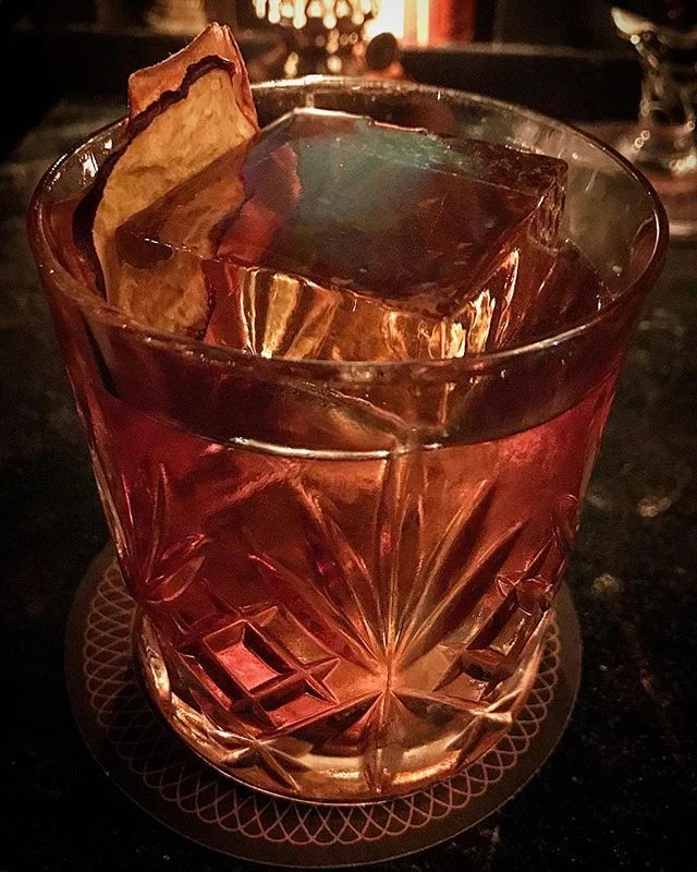 The Bonaparte at @deathandtaxesreno
.
Larceny small batch #bourbon
Rinquinquin peach aperetif
House barrel aged #amaro
Cardamom
.
.
.
Find the recipe at: www.youtube.com/bestdrinkrecipes @eliahmountjoy @willwernick #bestdrinkrecipes #cocktail #bartend #cocktails #mixology #drinks #happyhour #shake #oldfashioned #martini #bourbon #vodka #gin #classic #bartender #bitters #libation #bar #whiskey #martini #martinis #craft #craftcocktail