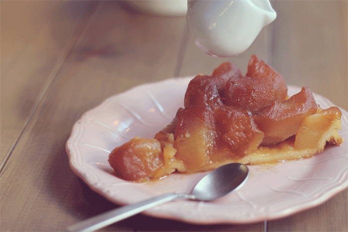 la auténtica tarta Tatín con un chorrito de nata...