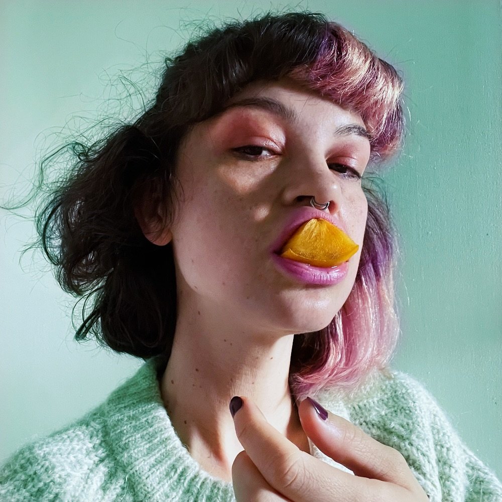 I am here eating fruit and singing around with a hot water bottle in my pants. ✌🏼
The first time I ate persimmon was only a few years ago, and you wanna know a cool fact about persimmons? They are actually quite rare because the tree grows very slow