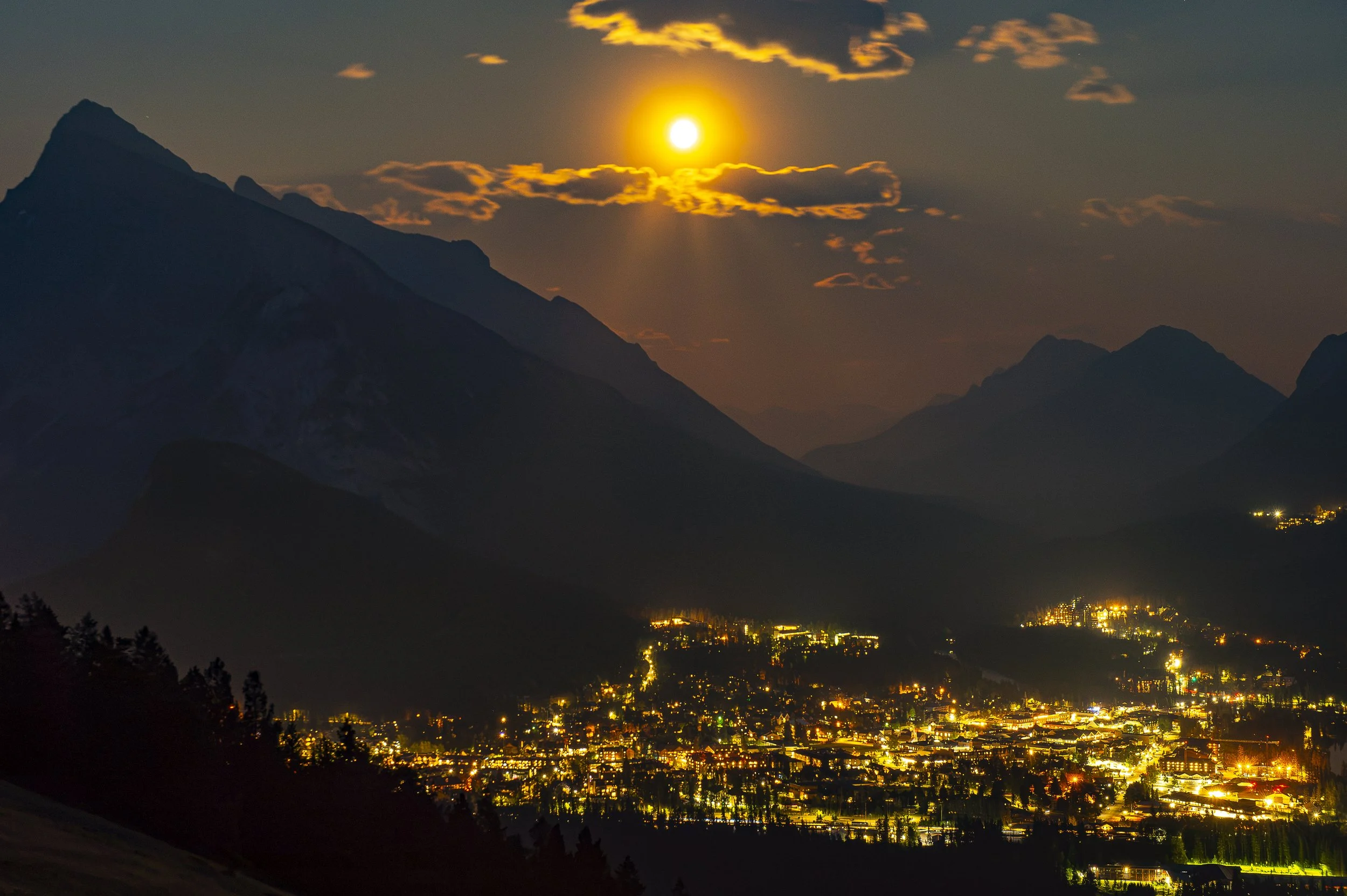 JE 2026-07-29 Smoky Moon Over Mt Rundle-6756.jpg