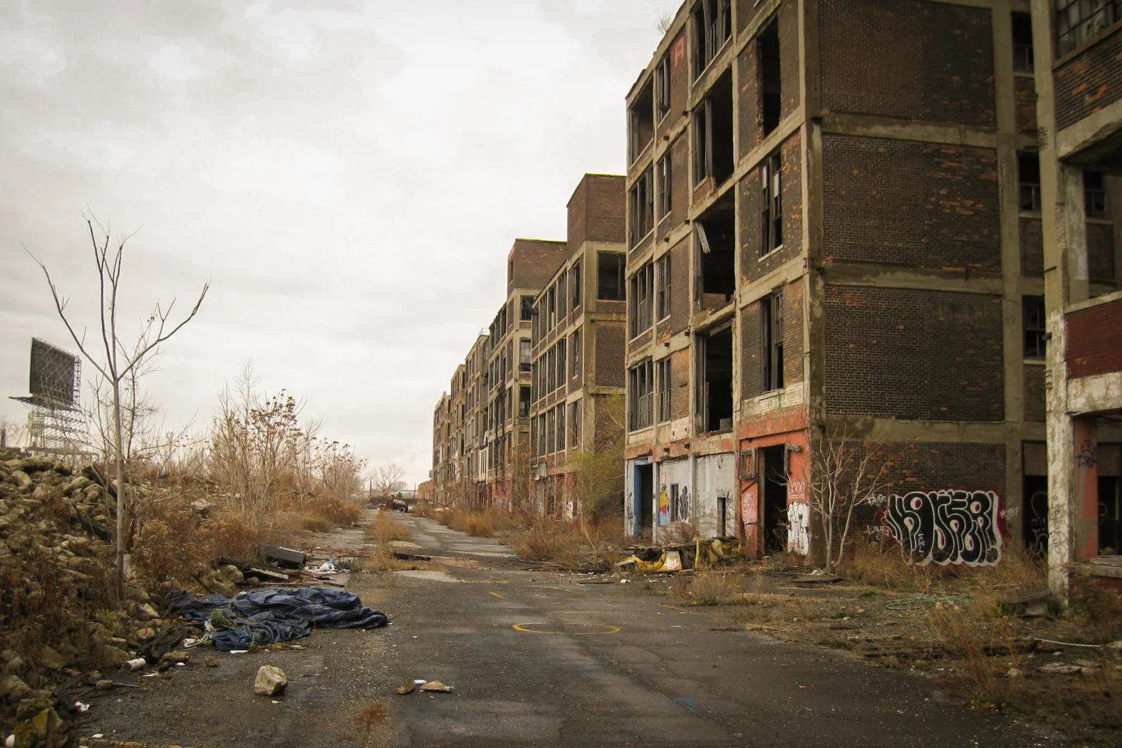 The abandoned Packard Plant in Detroit, Michigan. Image via LocationsHub.com .