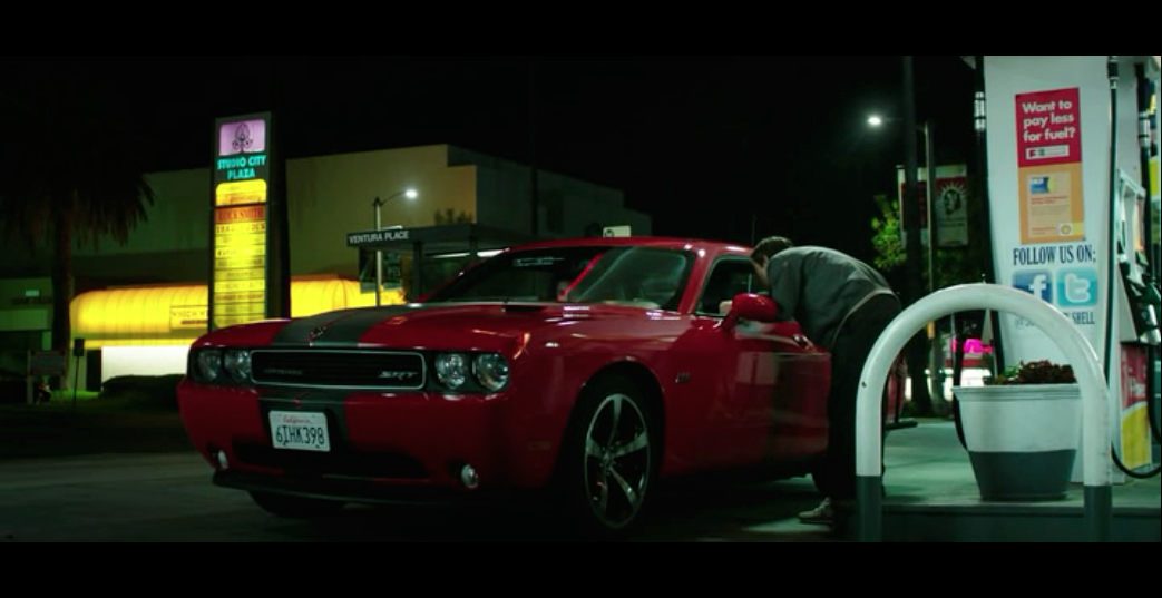 Screenshot of a scene from Nightcrawler filmed at the Studio City Shell gas station.