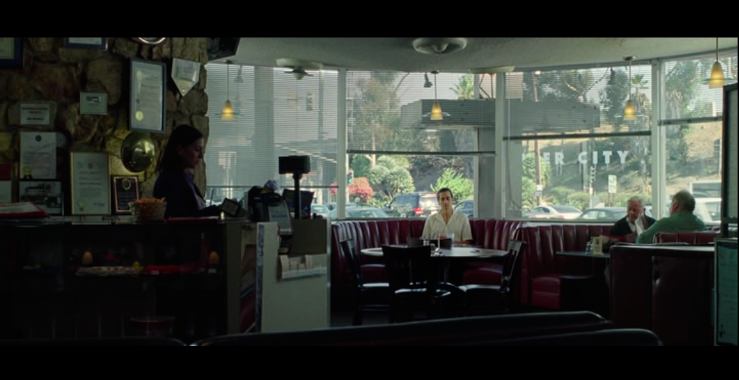 Screenshot from Nightcrawler of a scene filmed at Dinah's Family Restaurant. The wide open windows behind the booth provides a great view of the L.A. life outside - one of the reasons why Dinah's is&nbsp;a popular film location.