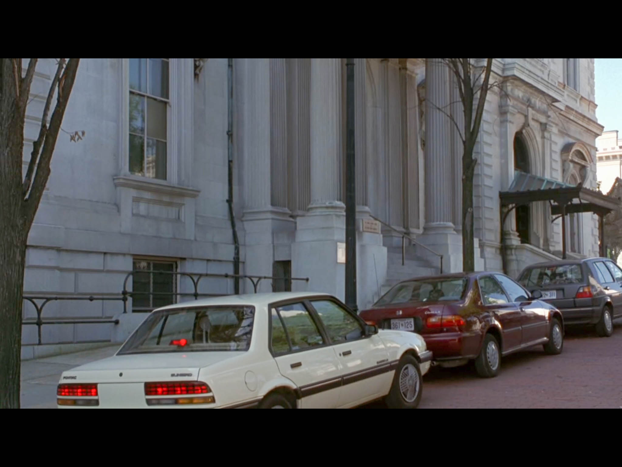 Screenshot from Sleepless in Seattle of a scene filmed in front of the George Peabody Library.