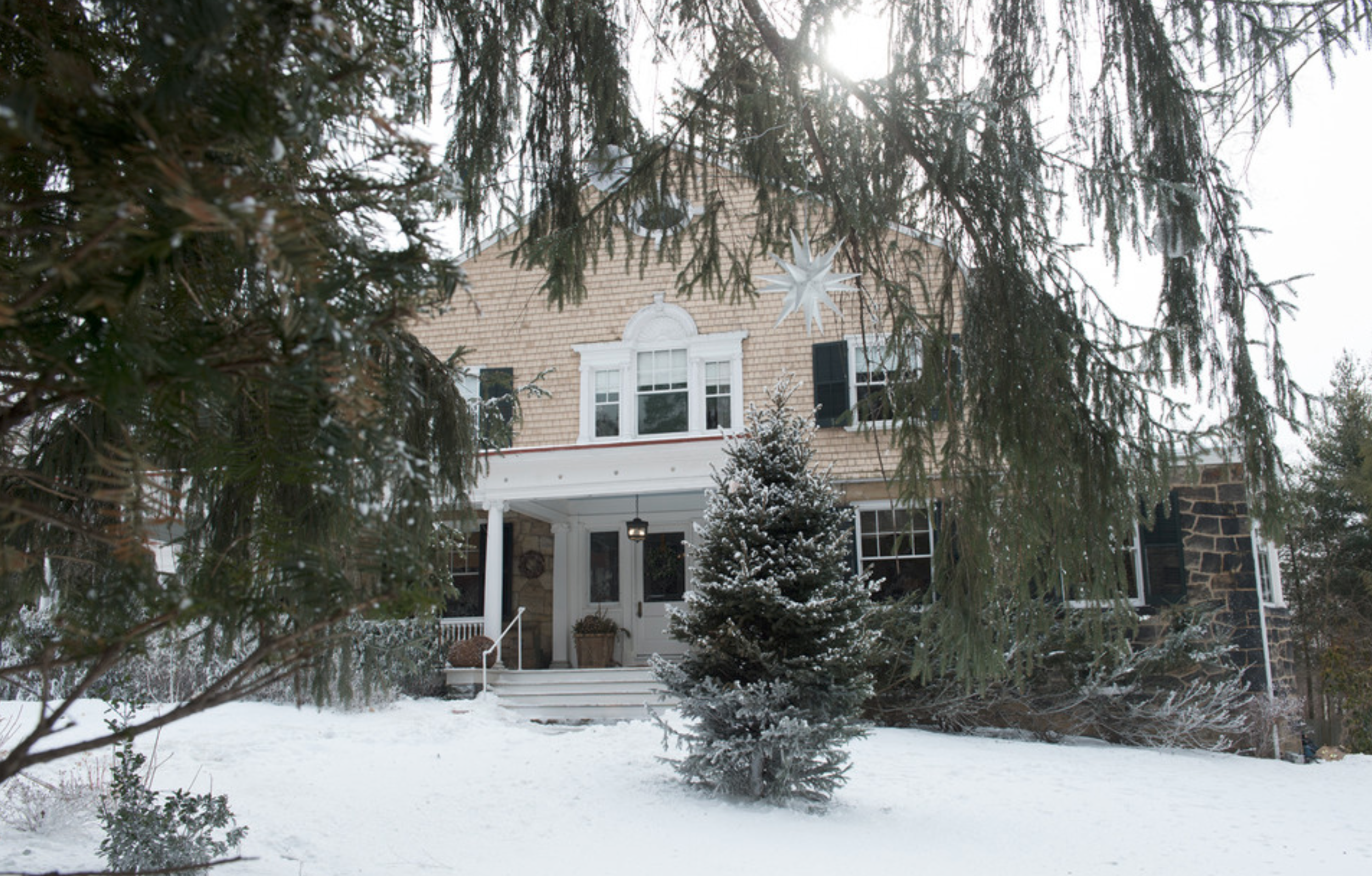 The Pittsburgh house used as the exterior for "Love The Coopers." Image via Google.