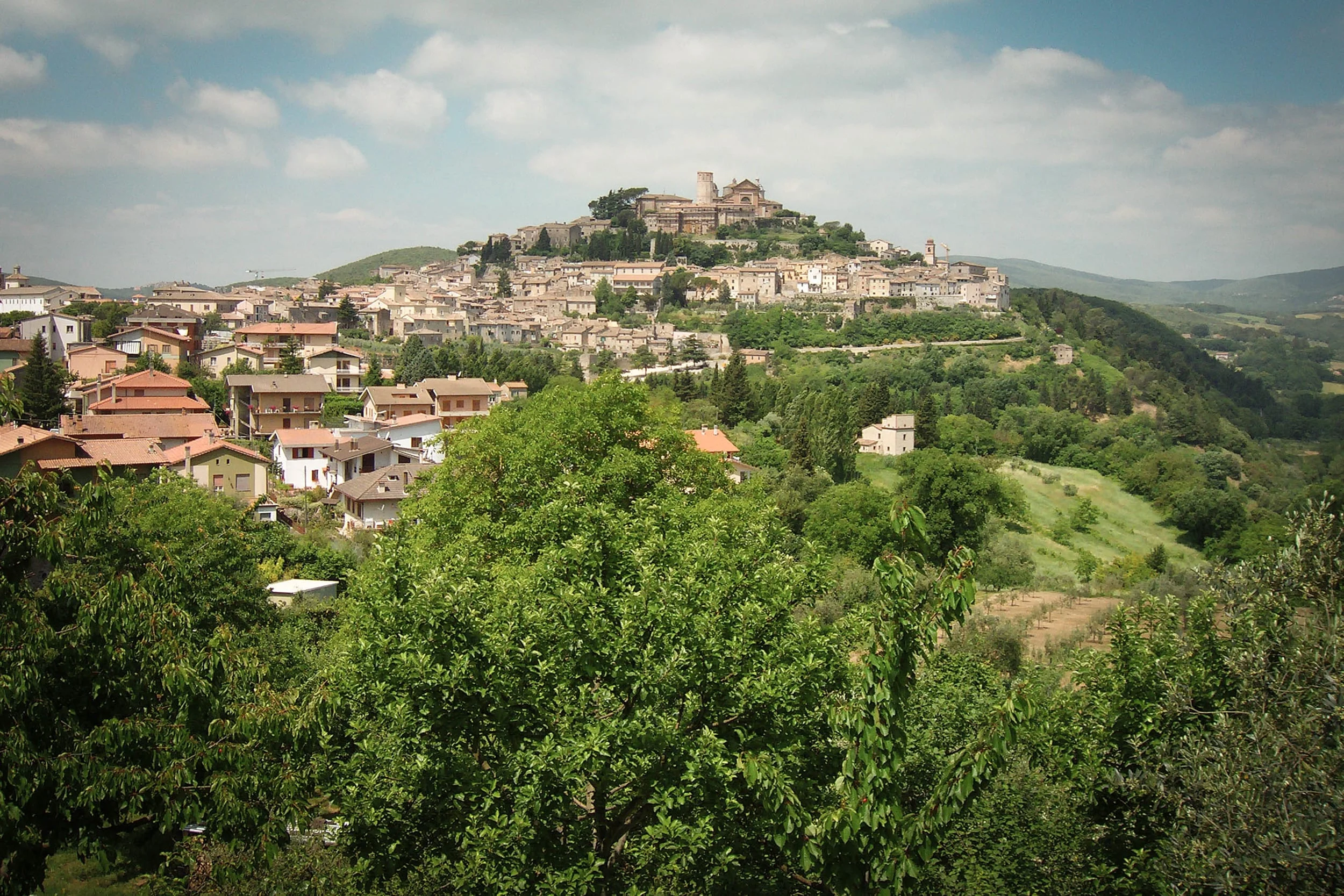 The beautiful hilltop town of Amelia, where Villa Totano is located. (Image via Google .)