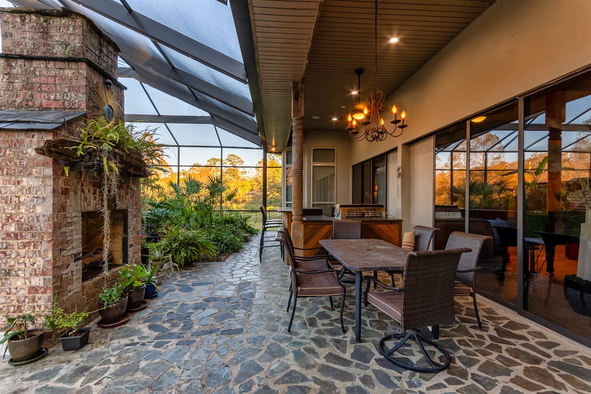 FEATURED FILM LOCATION Live Oak Manor — LocationsHub