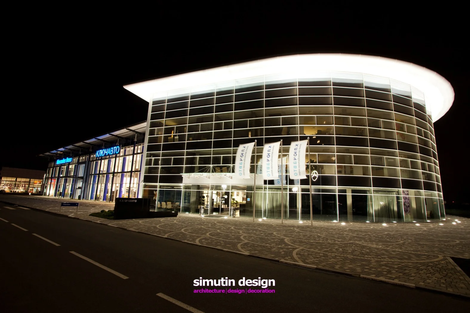 LARGE-SCALE GLAZING AND TRANSPARENCY OF DESIGN, INHERENT DEMOCRATISM OF THE CORPORATE CULTURE OF WESTERN COUNTRIES, SMOOTH LINES AND ROUNDED FORMS( A TRIBUTE TO THE MASTERS OF THE ARCHITECTURE), ATTENTIVE LIGHTING, GREAT ISOLATION, WHICH IS NECESSARY FOR A CAR SHOWROOM. Масштабное остекление и тотальная «прозрачность» дизайна, присущая демократичной корпоративной культуре западных стран, плавные линии и округлые формы (своеобразная дань уважения мастерам органической архитектуры), продуманная подсветка, хорошая инсоляция, что необходимо для автомобильного шоу-рума, плюс хай-тек в качестве пряной приправы, а не основного ингредиента.