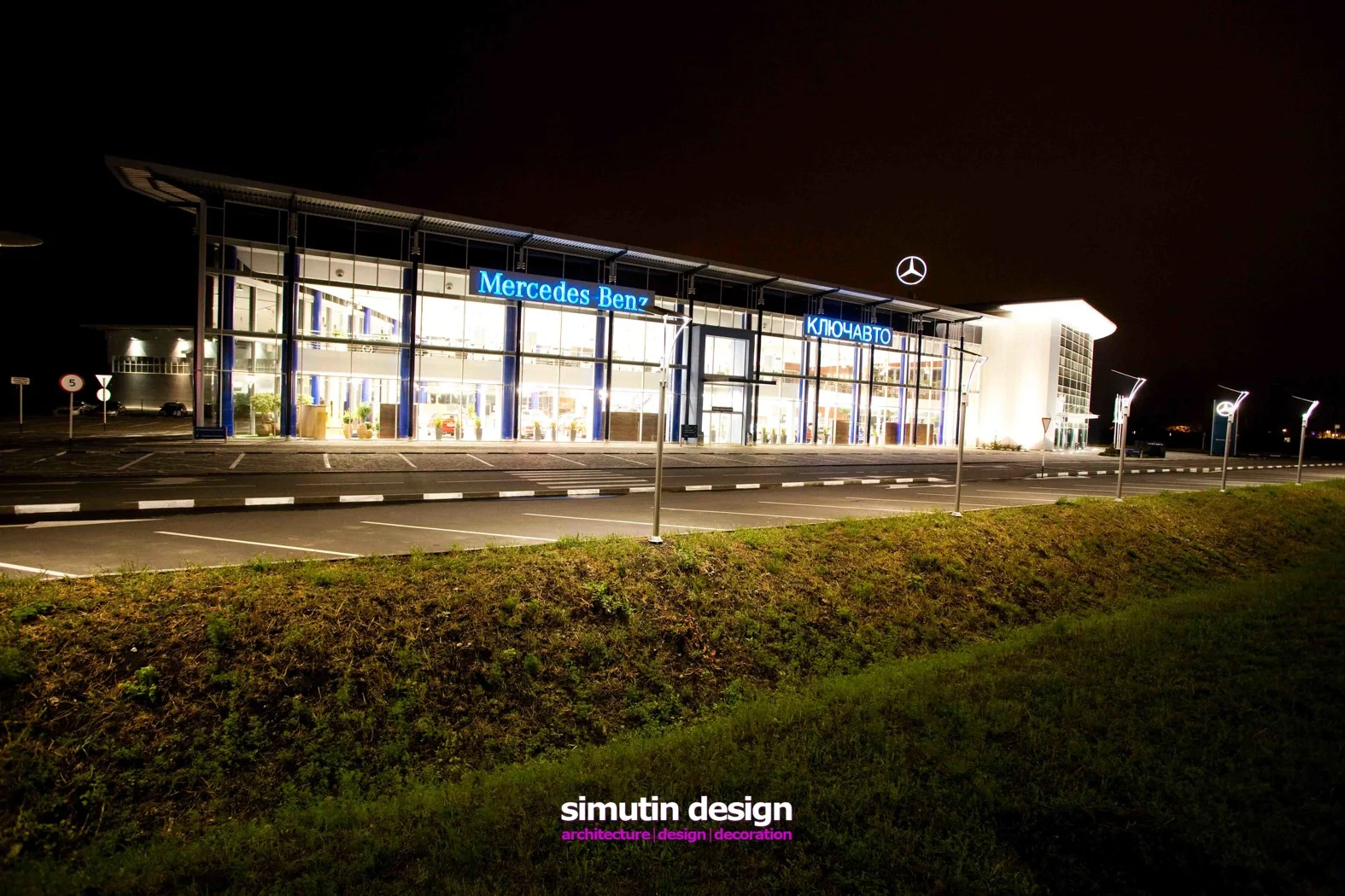 SINCE THE DESIGN OF THE EXHIBITION HALL AREAS, AS WELL AS THE COLOR SCHEME, ARE STROCTLY REGULATED BY MERCEDES STANDARDS, I OFFERED TO COMBINE THE SHOWROOM WITH THE OFFICES USING A SINGLE SPACE OF A THREE FLOOR ATRIUM Поскольку проектирование зон выставочного зала, так же как и цветовая гамма, строго регламентированы стандартами компании Mercedes, я предложил объединить автосалон с офисами с помощью единого пространства трехэтажного атриума.
