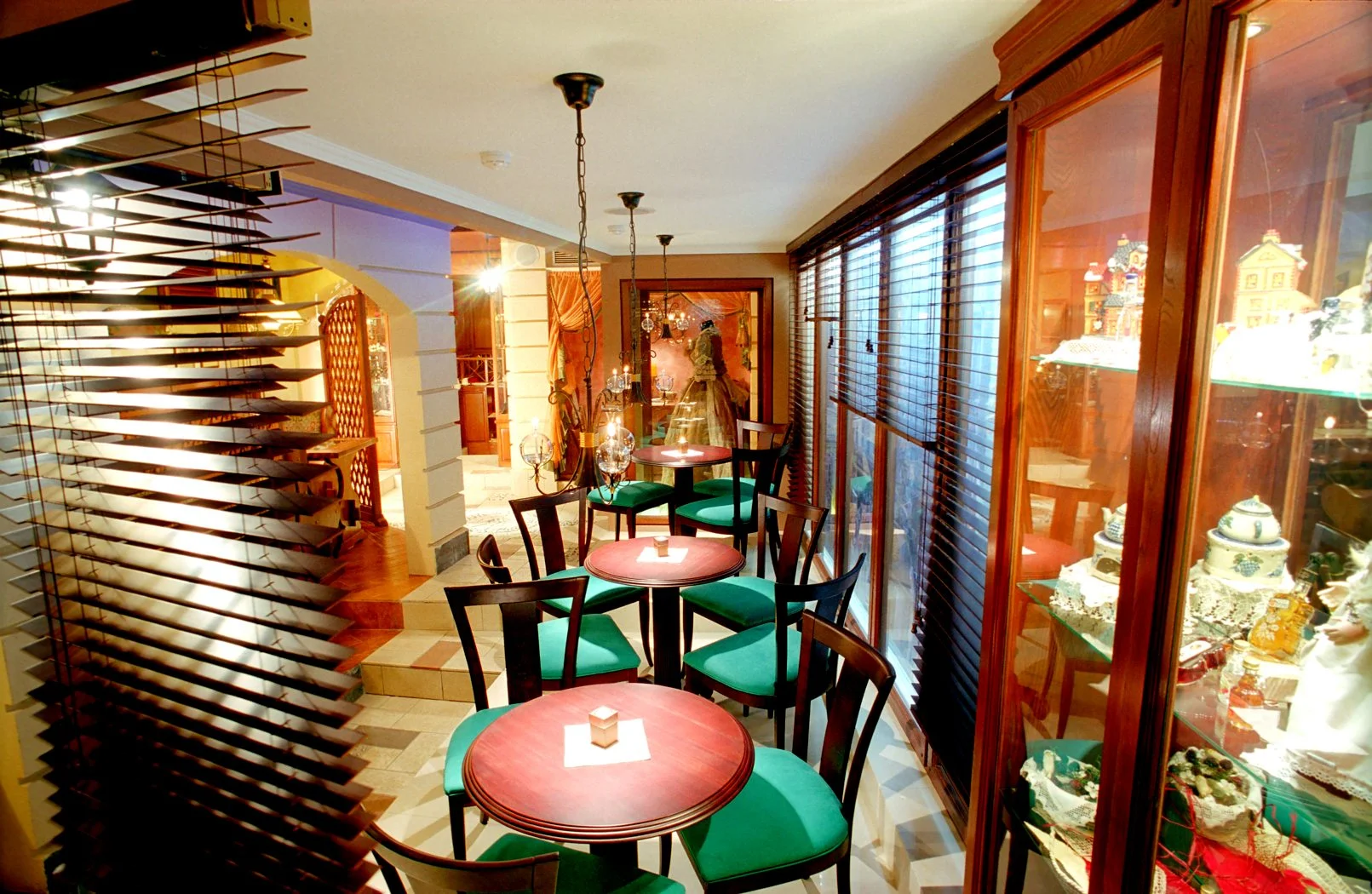 The restaurant of Austrian cuisine "Schonbrunn" was opened in July. The interior design is executed in the best traditions of the European style, moves us to the atmosphere of old Austria, Vienna - the pearl of Europe, the most beautiful city. Ресторан австрийской кухни "Schonbrunn" открылся в июле. Дизайн интерьера выполненный в лучших традициях европейского стиля, переносит нас в атмосферу старой Австрии- жемчужину Европы, красивейший город- Вену.