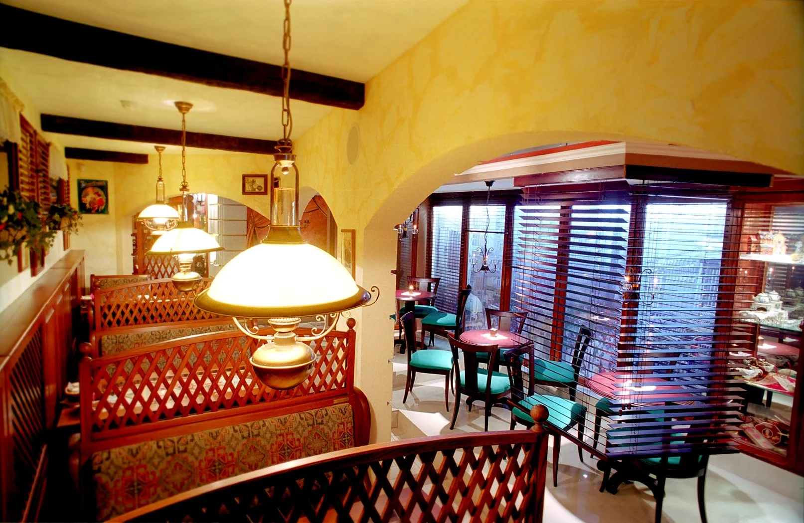 Each room and restaurant corner is filled with its history and has a great meaning in the general context of the institution. "Mozart-cafe" uniquely expresses the Salzburg traditional style of 16th century. "Baizel-cafe" supports the traditional-rustic style, the city-style cafe Vis-A-Vis and a small cozy corner Oberlaa. Каждый зал и уголок ресторана наполнен своей историей и имеет большое значение в общем контексте заведения. "Моцарт-кафе" уникальным образом передает зальцбургские традиции ХVIв., "Байзель-кафе" поддерживает традиционно-деревенский стиль, в городском стиле выполнено кафе Vis-A-Vis и маленькая уютная кабинка Oberlaa.