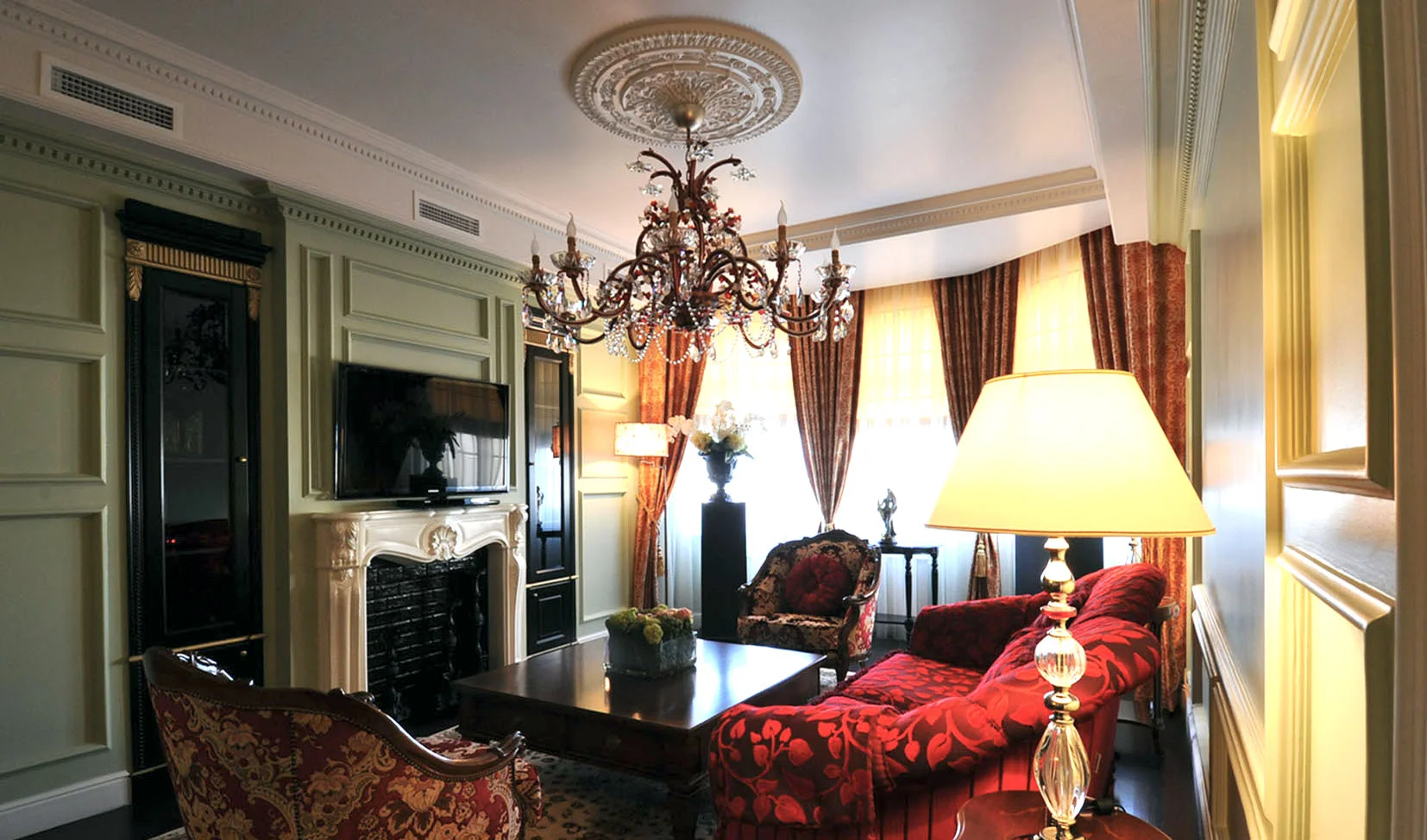 “IN OUR DAYS FEW TRY TO RECREATE THEIR HOME TO BE IN THE STYLE OF OLD ENGLISH HOUSES WITH A LONG CORRIDOR AND SMALL SEPARATE BEDROOMS. IT IS THOUGHT THAT SUCH A SOLUTION REMINDS PEOPLE OF AN ERA OF DULL COMMUNITY HOUSES, BUT IN THIS APARTMENT AN ARCHITECT THAT DOMINATES VARIOUS ARCHITECHTURAL STYLES DECIDED TO APPROACH THE ARCHETYPE OF A PRIVATE ENGLISH HOME AS A LANDMARK IN THE CREATION OF A COMFORTABLE PRIVATE SPACE.” "В наши дни мало кто решается воспроизвести в своём жилье традиционную планировку английского дома с длинным коридором и небольшими отдельными комнатами. Считается, что подобное решение напоминает об эпохе унылых коммуналок. Но в представленной квартире архитектор свободно владеющий языками различных архитектурных стилей, в том числе и современных, решил обратиться к архетипу частного английского дома как надёжному ориентиру в создании уютного приватного пространства."