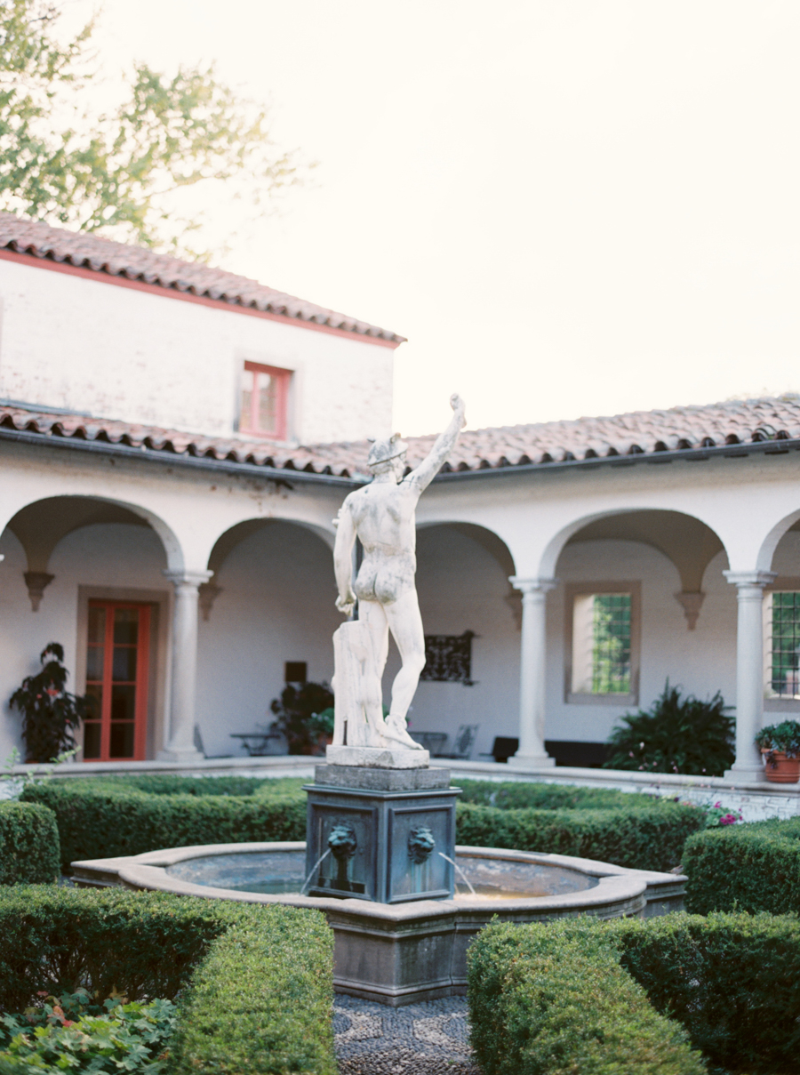 milwaukee_film_wedding_photographer_villa_terrace200.jpg