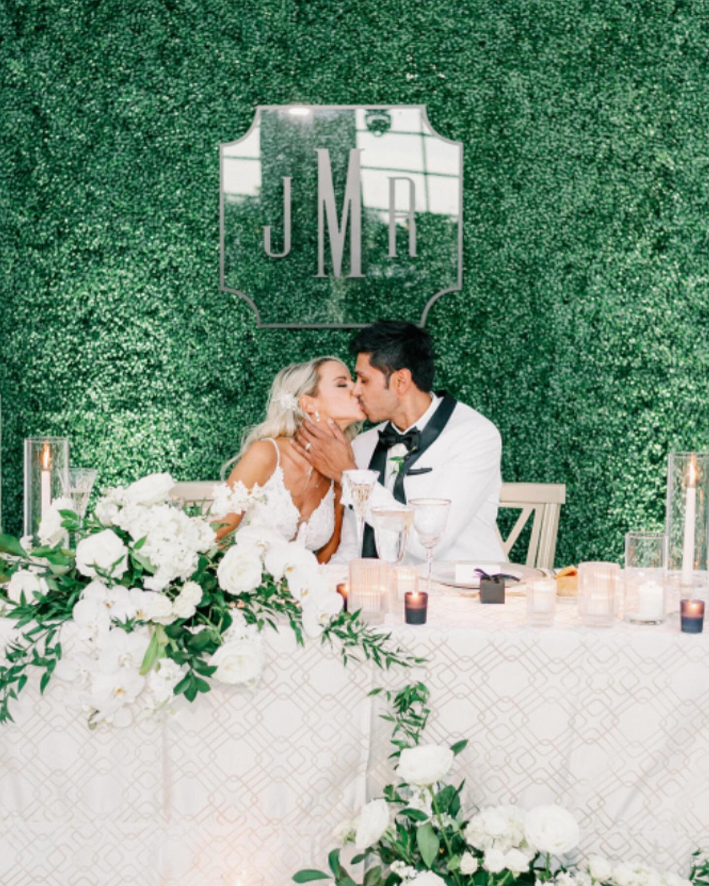 When the monogram comes to life on the wedding day 🤍

event design + planning @beautifuldayplanning_ 
photography @jandnstudios 
bride @jillmehra_