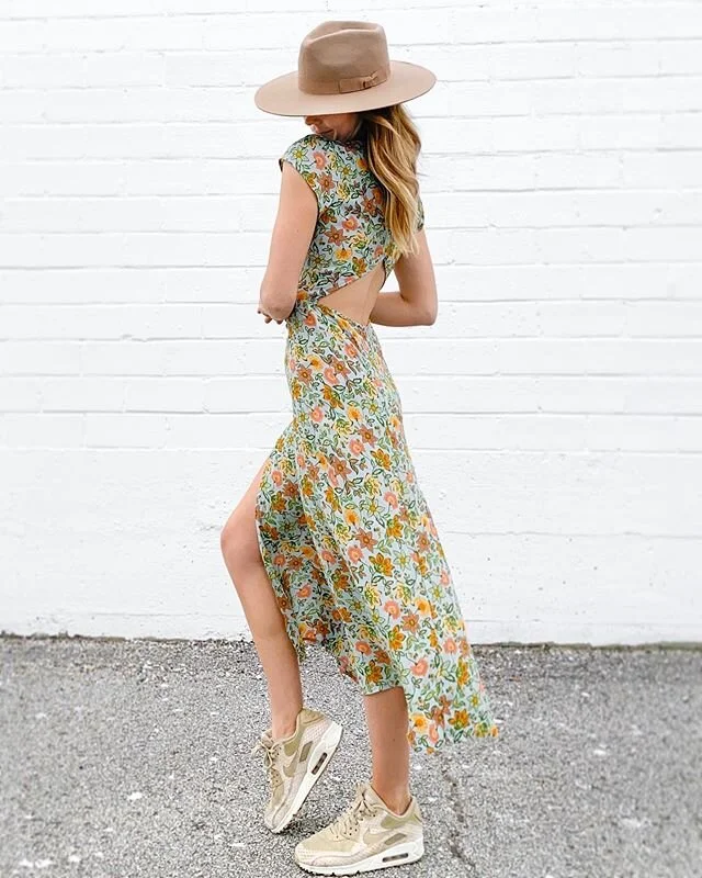 Wearing my @roeandrae as much as possible - everytime I do it feels so surreal that I really just went for this venture 😅 everything on the site is 40% off this week including this dress (2 smalls & 1 medium left!) I can’t wait to launch our next collection next week!! (Also I do have more hats they just aren’t included in the sale! DM me if you want one 👌🏻🙌🏻) #wacd #roeandrae
.
.
.
.
#ootd #ootdfashion #bloggerstyle #springfashion #instaboutique #boutiquesale #onlineboutique #instadaily #tulsablogger #tulsafashion #tulsaboutique