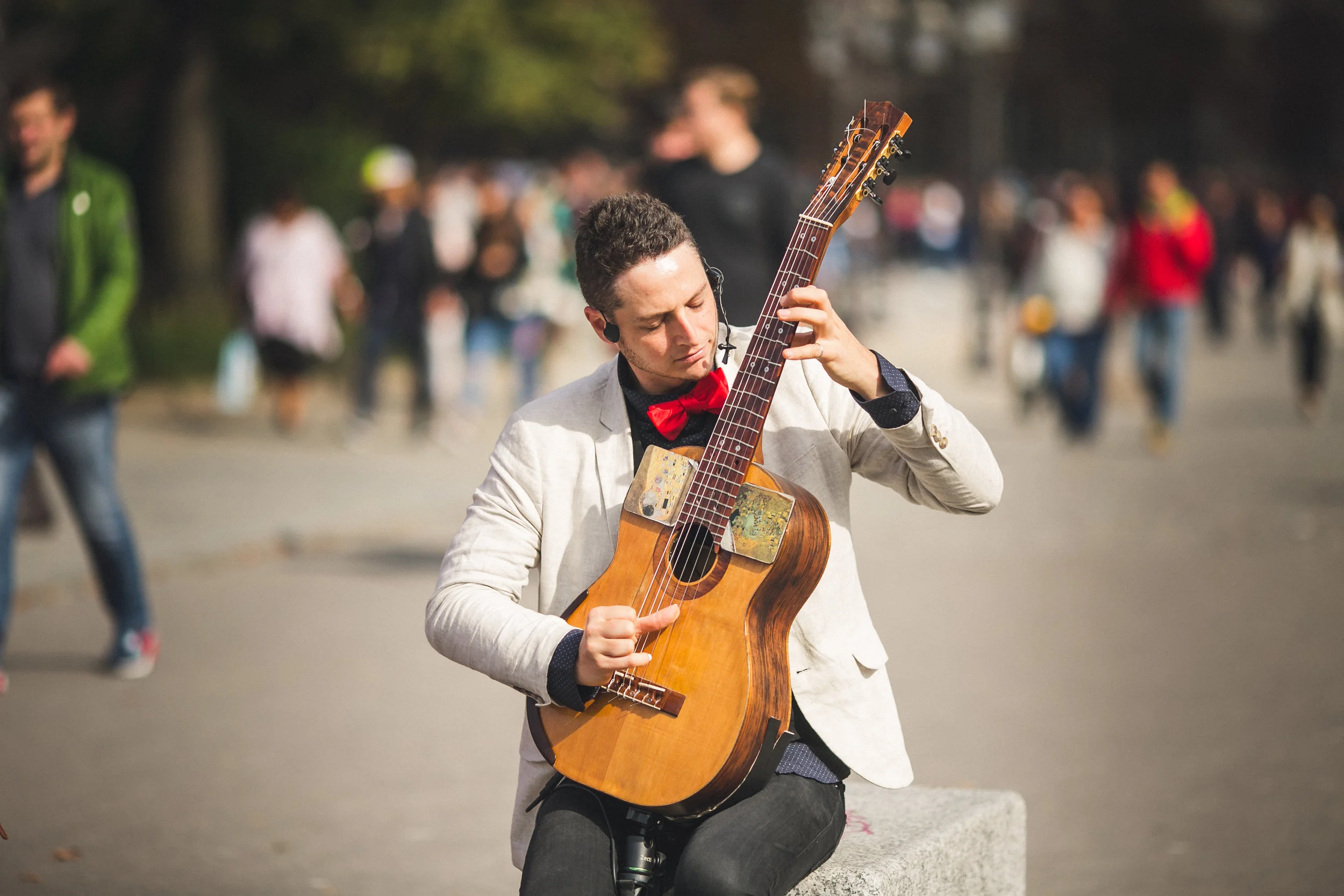 I couldn’t believe that Tom Ward was playing at the Notre Dame bridge. What an amazing coincidence that he was in Paris the same time that we were. I’ve seen him so many times on YouTube and videos posted on Facebook, but seeing him play live was magical. 