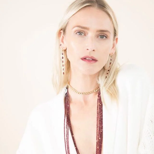 Imagine if a single photo shoot were designed to deliver images you could use across all platforms.
See a sample on stories. 1 look of 5 from a single shoot meant to work across Facebook, IG and your website.