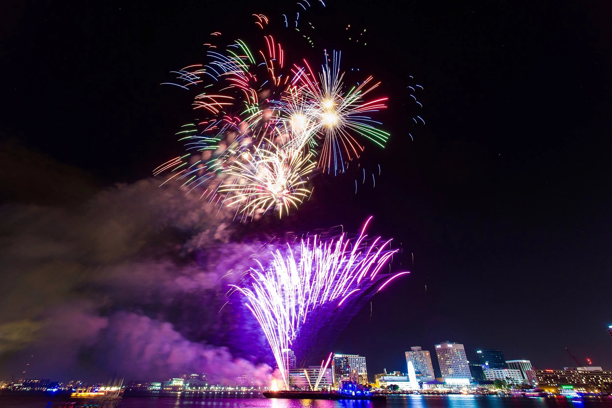 42nd Annual Norfolk Harborfest Fireworks โ M. Barkley Photography
