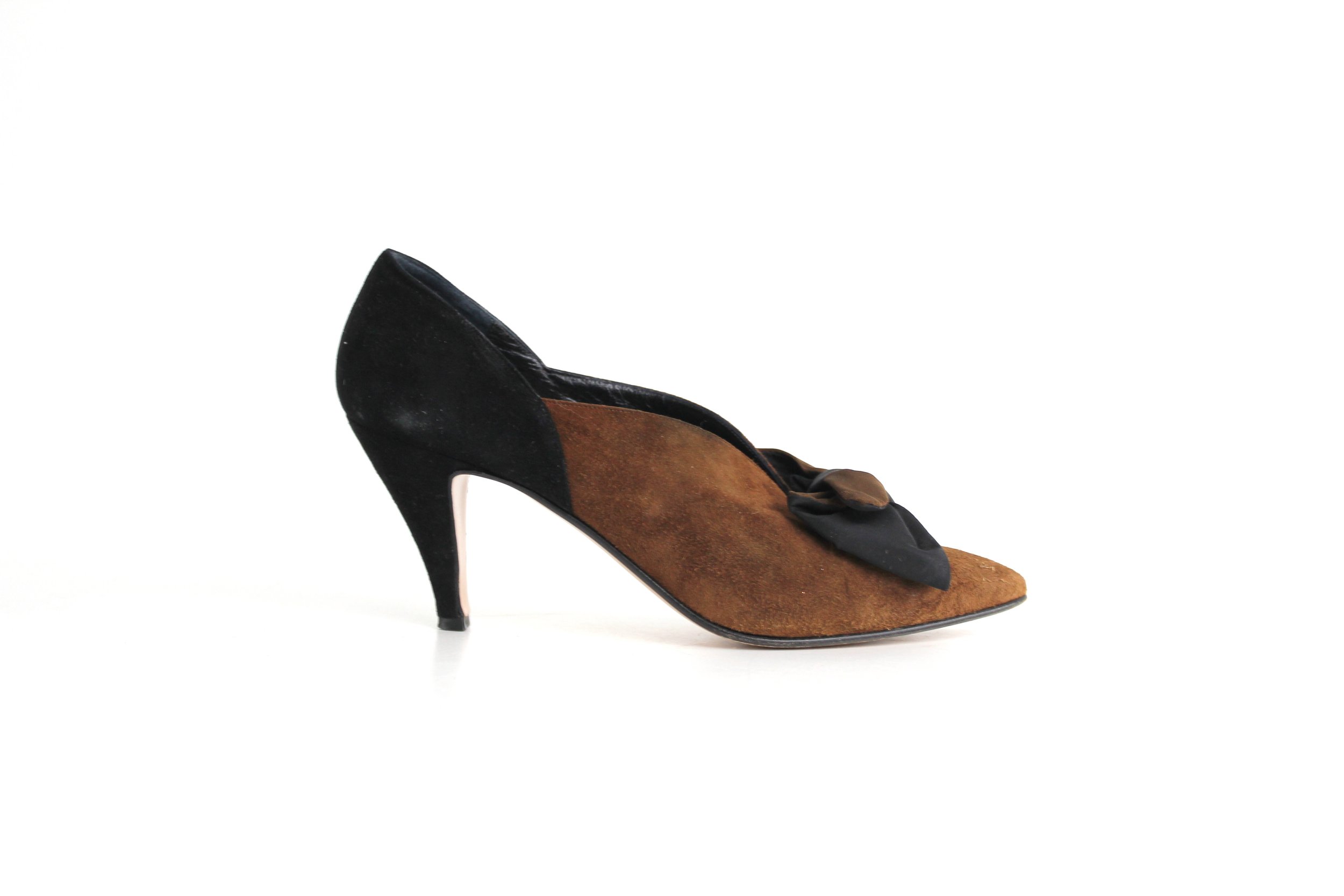 Vintage 1970s Scalloped Profile Two Tone Pumps