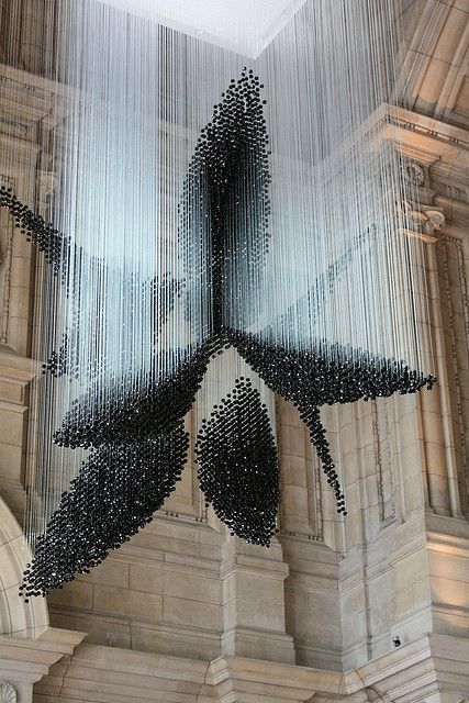 Le Lustre SWARM des cristaux Swarovski noires par Zaha Hadid - Musée V&A, Londres