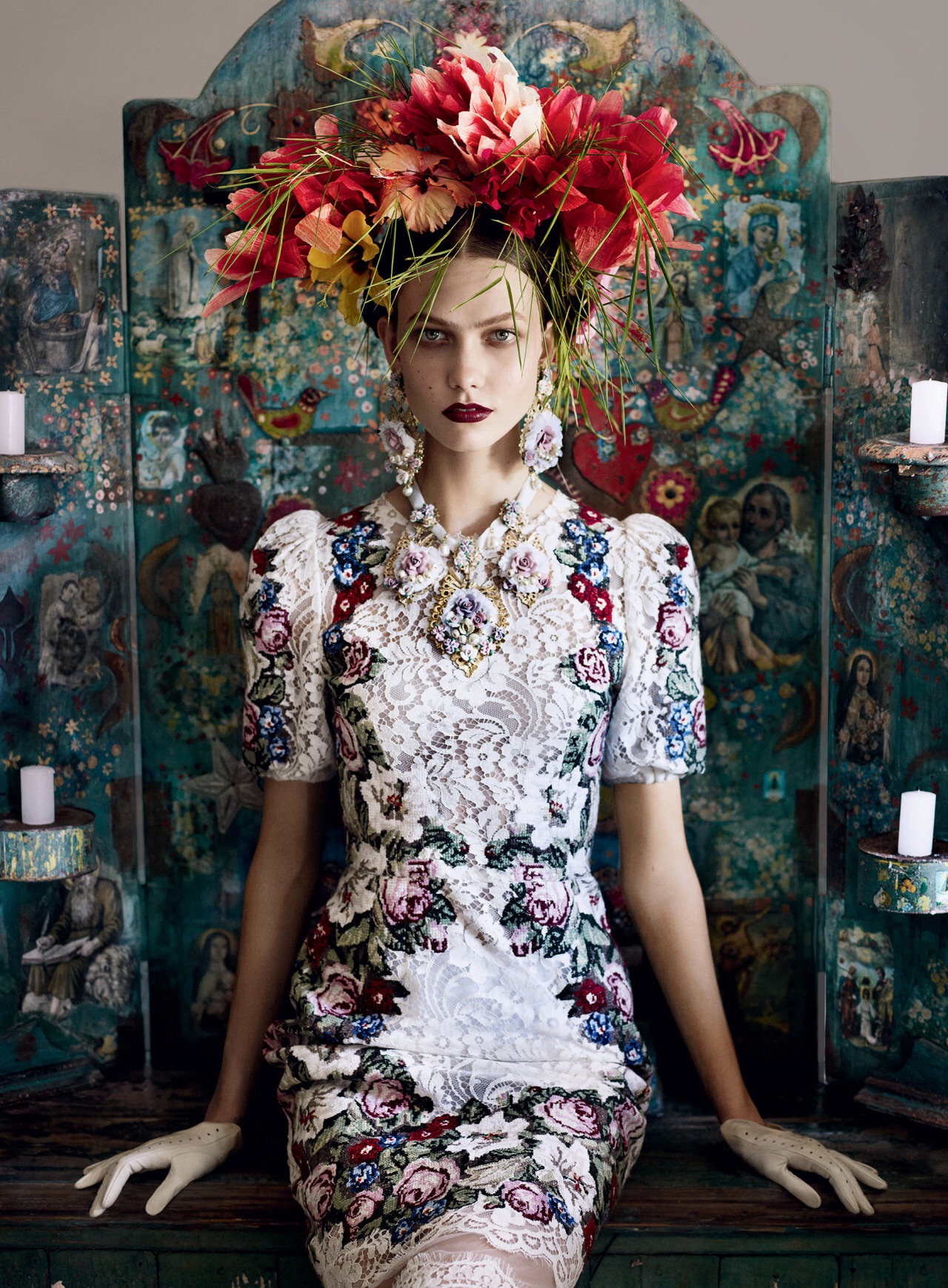 Vogue's newly released editorial features a a modern figure of striking resemblance to the renowned Mexican painter, Frida Kahlo. Vogue's "Frida" poses in from of an antique style painted wood candelabra screen, poised perfectly in a lace floral dress, donned in an exaggerated version of the artist's signature floral headdress, accessorised by oversized drop earrings and a necklace, each a bouquet of roses backed with lace and garnished with pearls.//"Frida" de Vogue pose à partir d'un écran de candélabres bois peint de style antique, prêt parfaitement à une robe en dentelle florale, enfilée dans une version exagérée de coiffeflorale de signature de l'artiste, accessoirisée de grandes boucles d'oreilles et un collier, chacun un bouquet de roses soutenu avec dentelle et garni de perles. 
