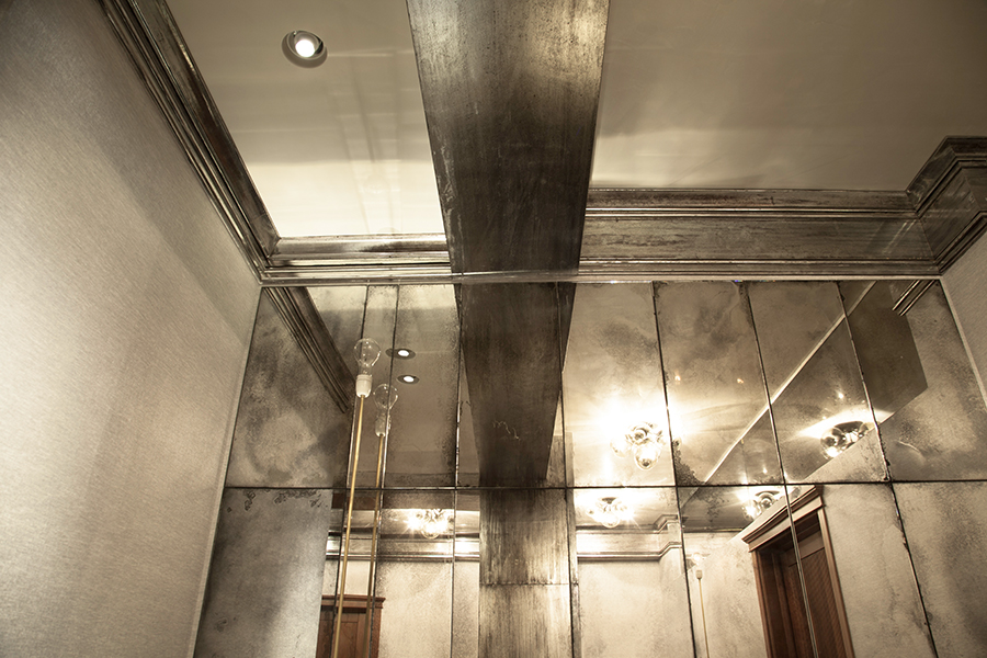  Aged mirror wall of wet bar and silver gilded ceiling mouldings//Mur de miroir âgé&nbsp;de bar et moulures de plafond doré&nbsp;argent 