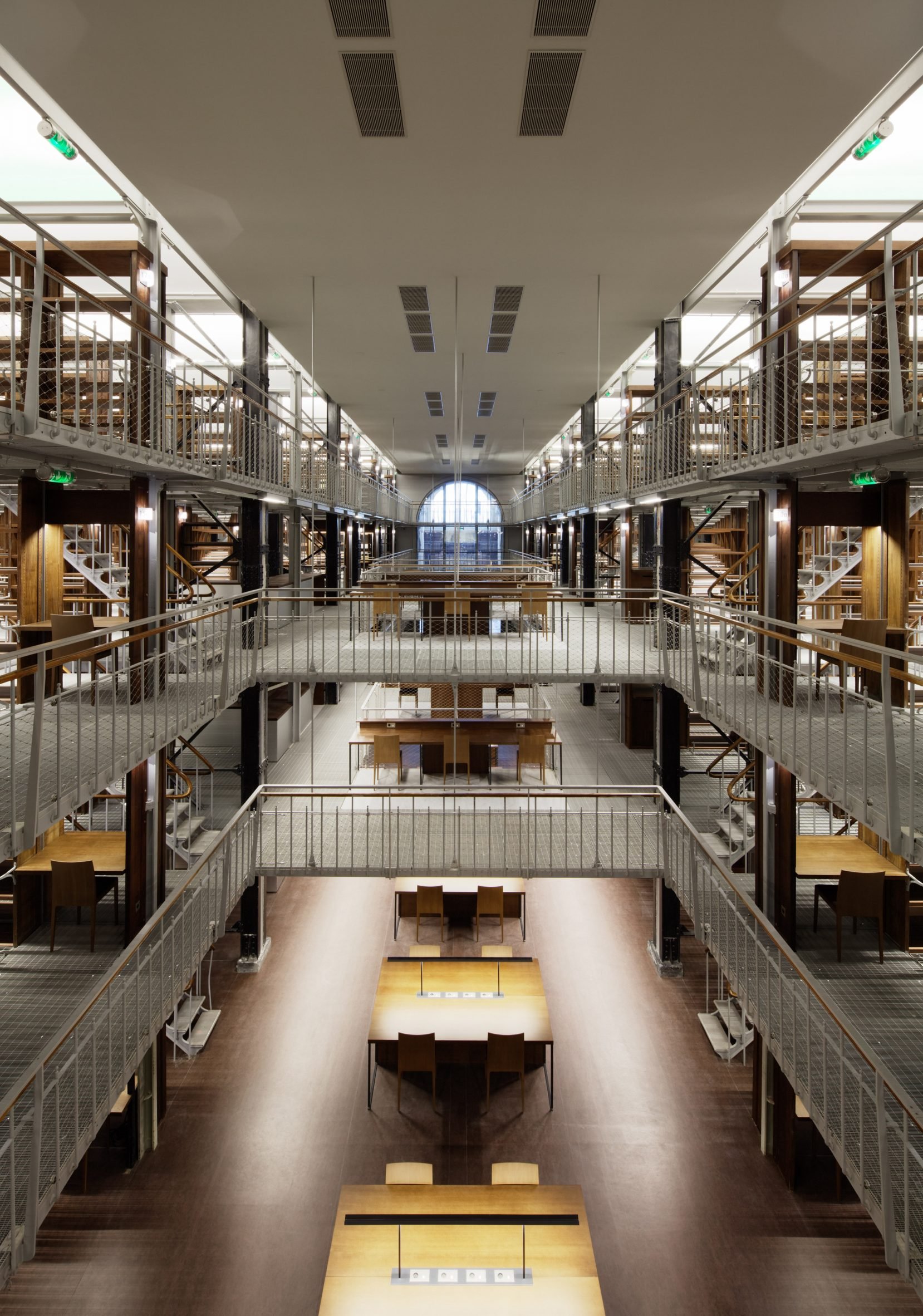 National Library of France. Photography is by Takuji Shimmura