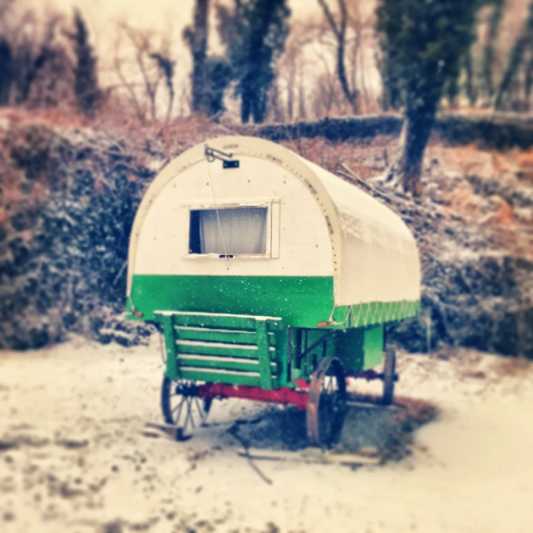 vintagegreengypsycaravan.jpg
