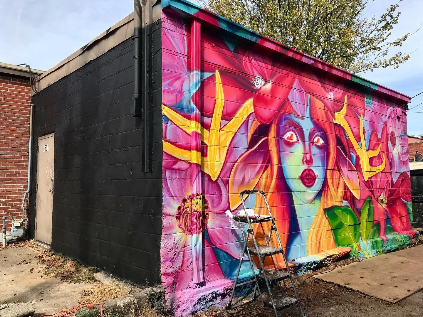 You know that pink glow I was talking about on @azha yesterday? Now you know why&hellip;her wall was practically radiating color! I promise I&rsquo;ll share finished shots of everyone&rsquo;s festival walls soon! 

#magiccitymuralfest #mural #wip #la