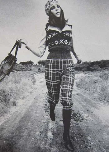 Mix patterns why don't you! And rock a collar underneath everything. It really changes up your look! Ali was always carrying the right little bag. 