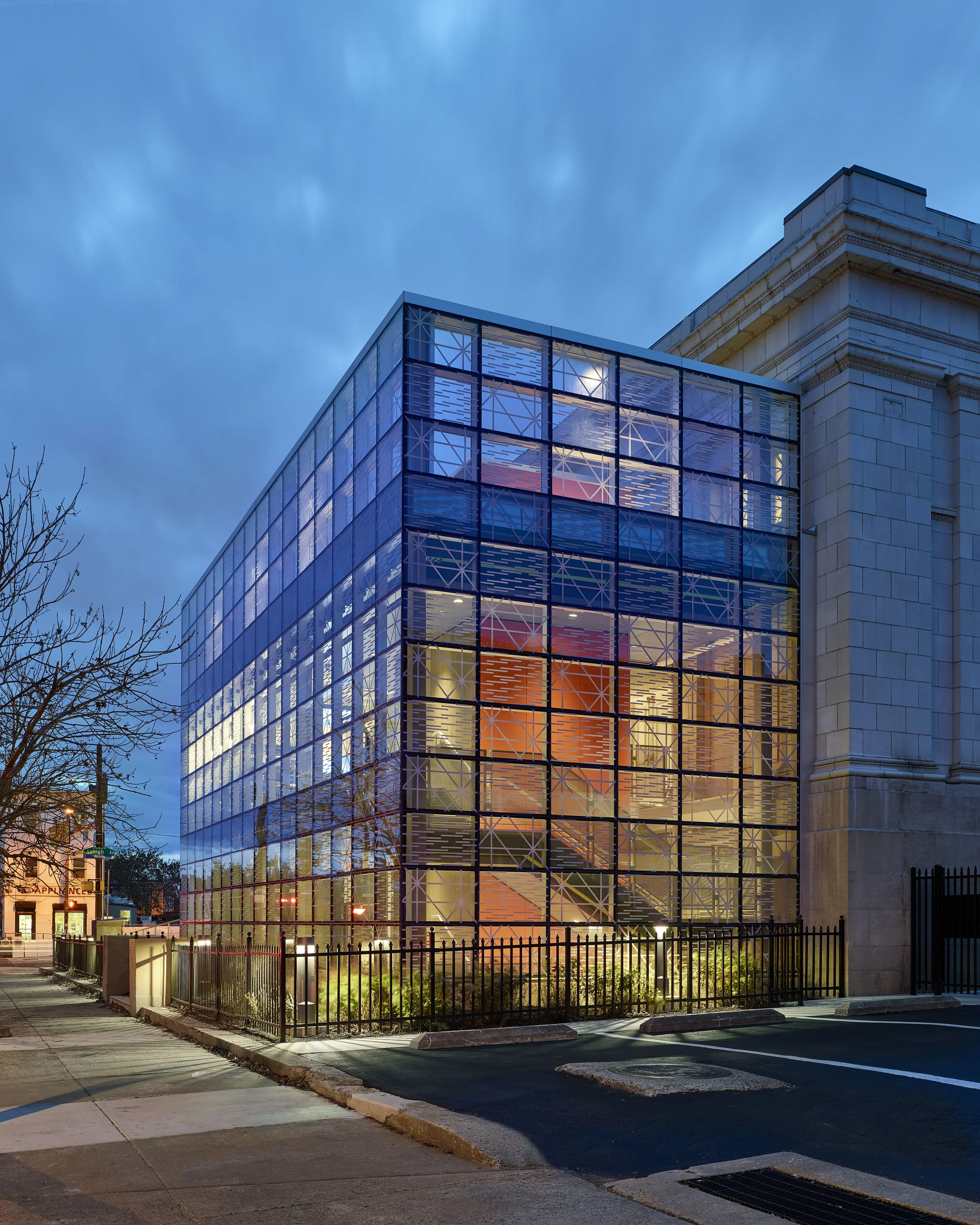 Historic lamp posts were replaced with LED versions, and handrail and bollard lighting were introduced at the entrances to the modern glass addition.