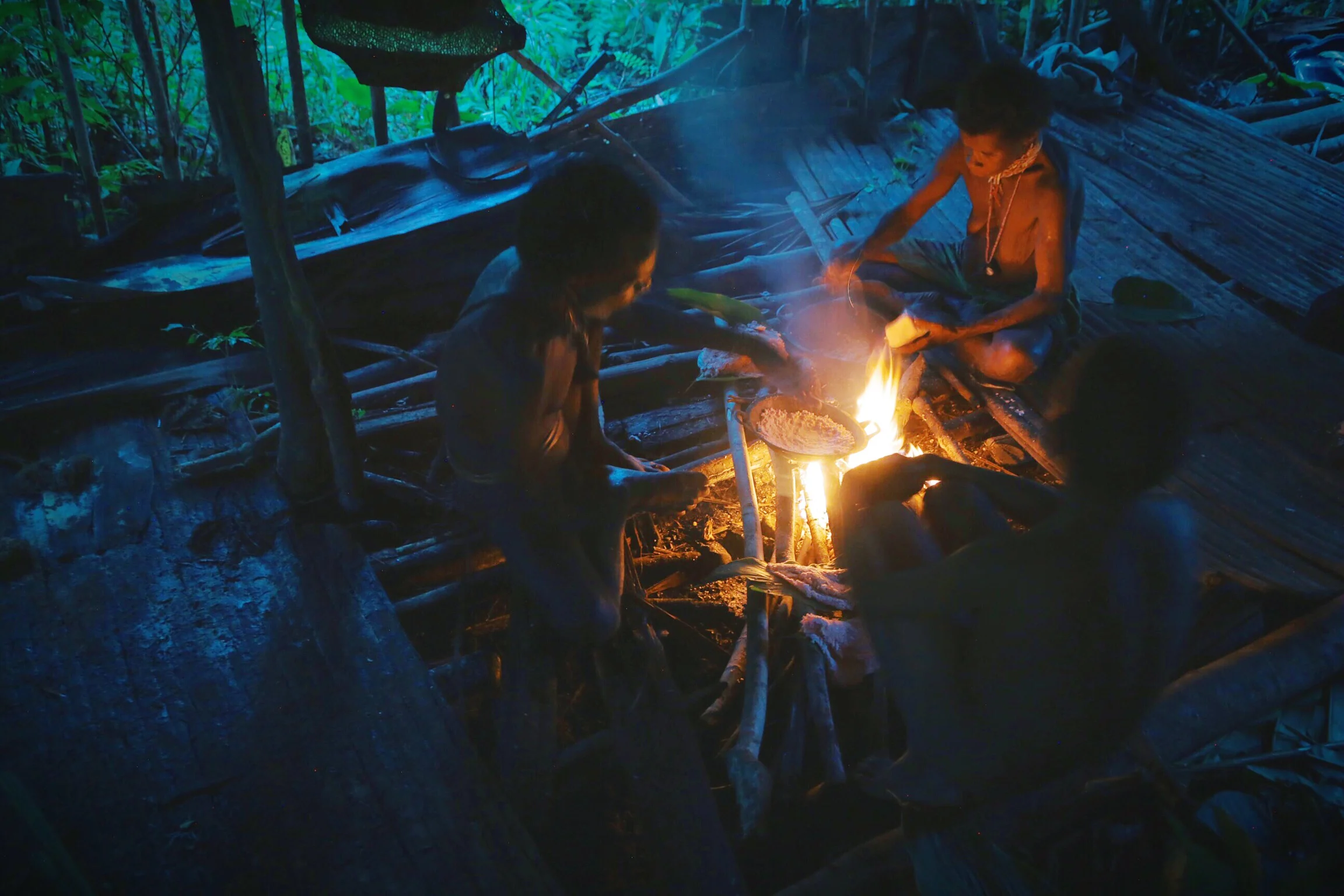 travel-the-road-papua-new-guinea-jungle-hut-firelight-cooking.jpg