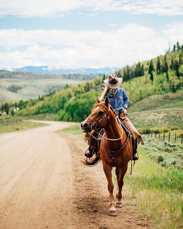 One year ago - I was packing to move to Grand County ✨ I am thankful for 4 months of small town living - horses - good friends - mountain drives - watching sunsets in a field - sitting on the dock in Grand Lake. Always missing you @clazyuranch ✨