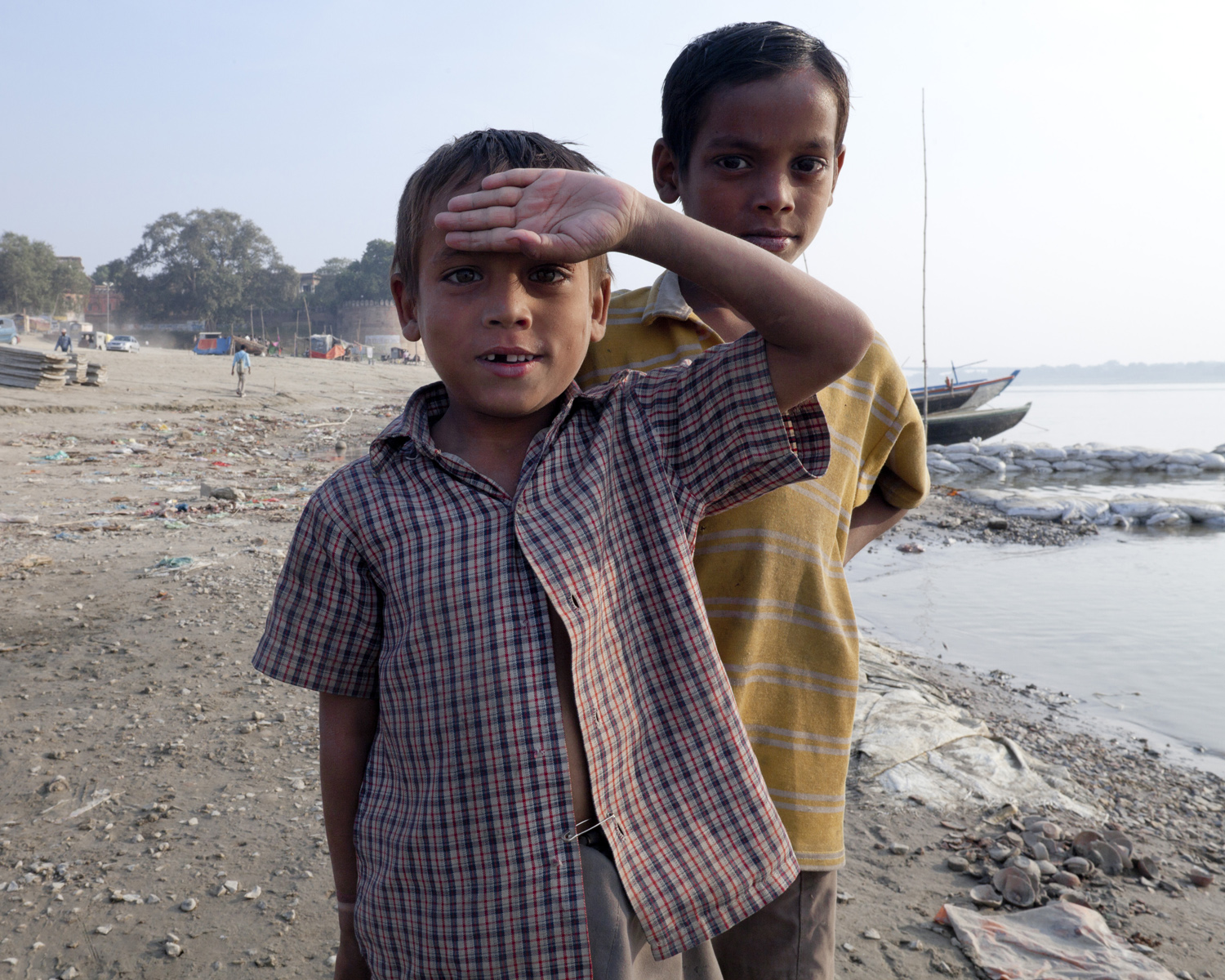 varanasi-bridge-ganges-river-children-india-mark-hadden-photography