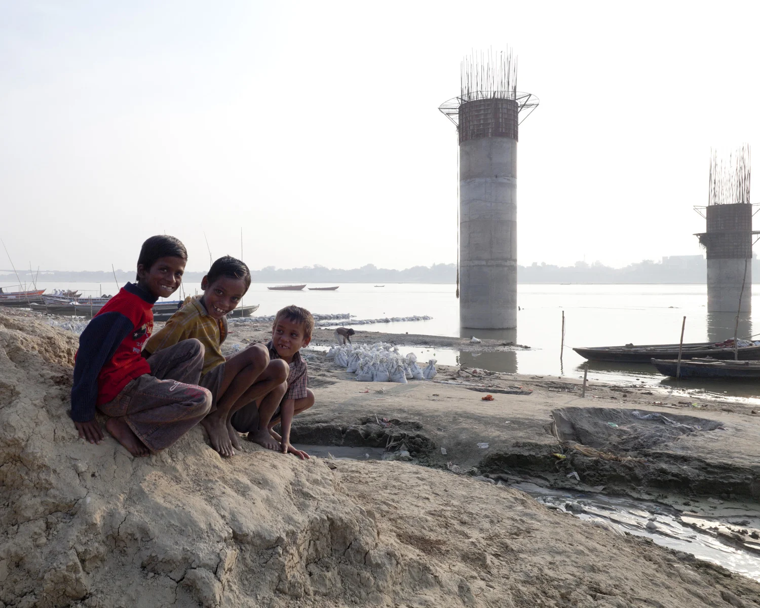 varanasi-bridge-ganges-river-children-india-mark-hadden-photography