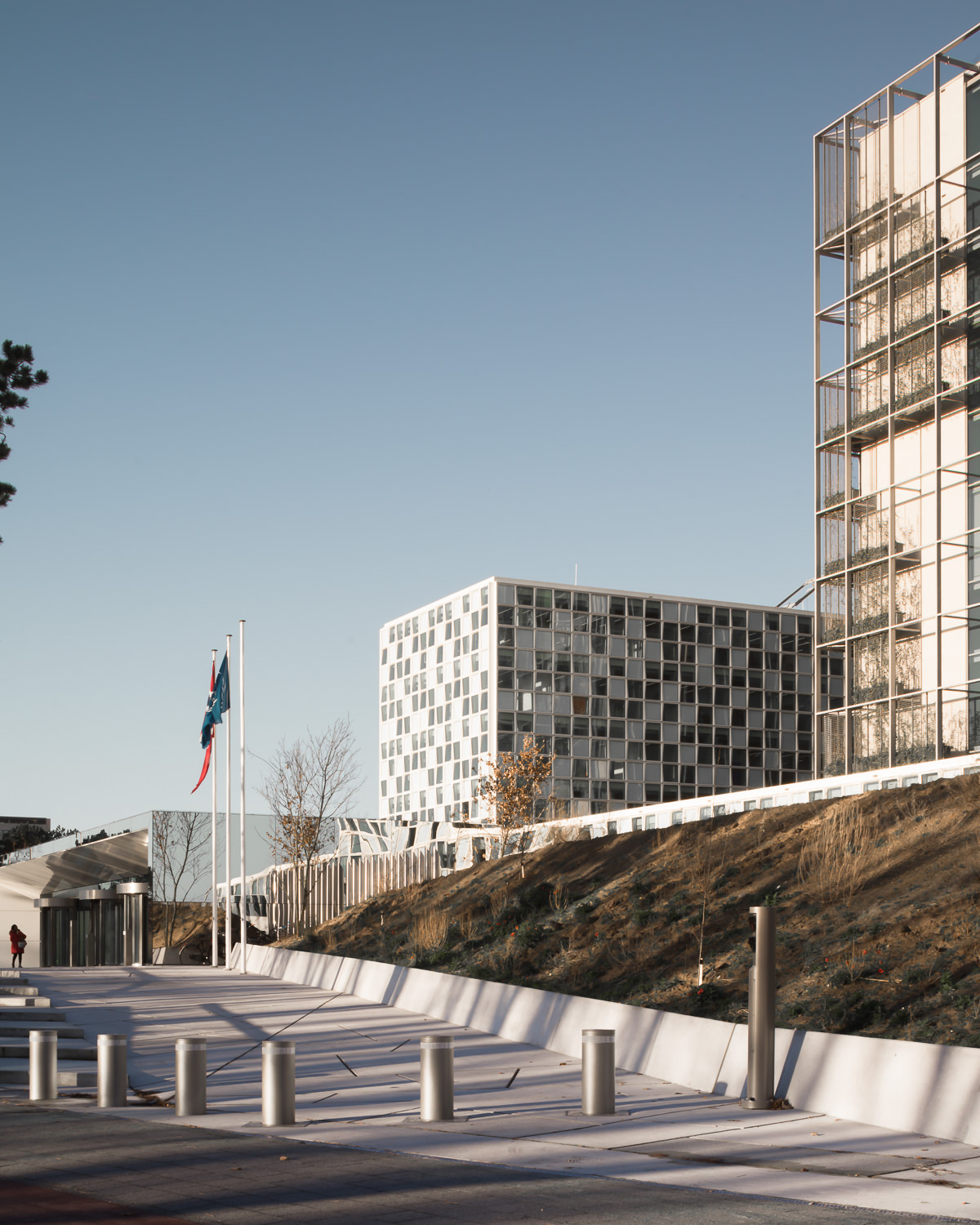 the approach to the icc den haag by mark hadden architectuur fotograaf