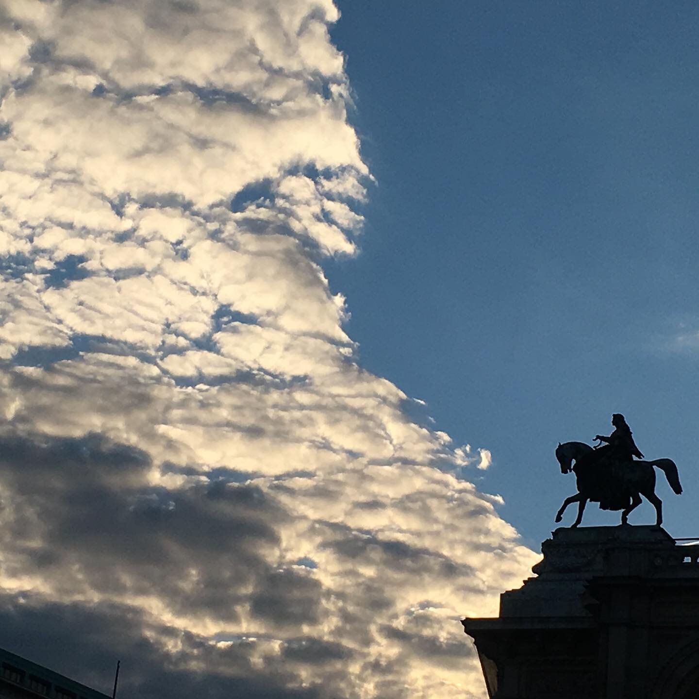 .
🅐🅥🅐🅛🅐🅝🅒🅗🅔 🅞🅕 🅒🅛🅞🅤🅓🅢 
A woman bumped into me, irritated as I stood in the street in #Vienna staring at the #clouds. Was I the only one who noticed them, like an #avalanche, racing across the #sky to engulf the sentinel statue atop #