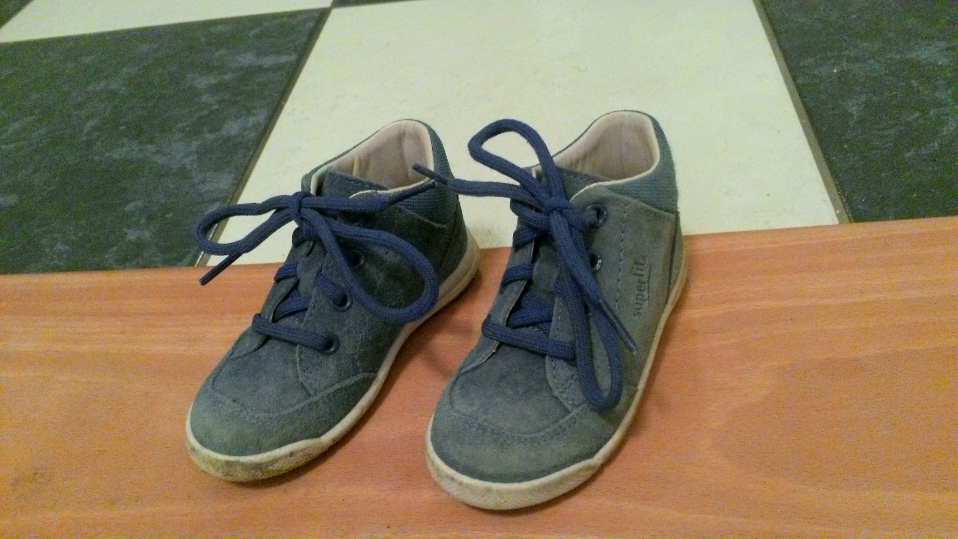 So sehen Kinderschuhe nach einer Woche in Gebrauch aus.