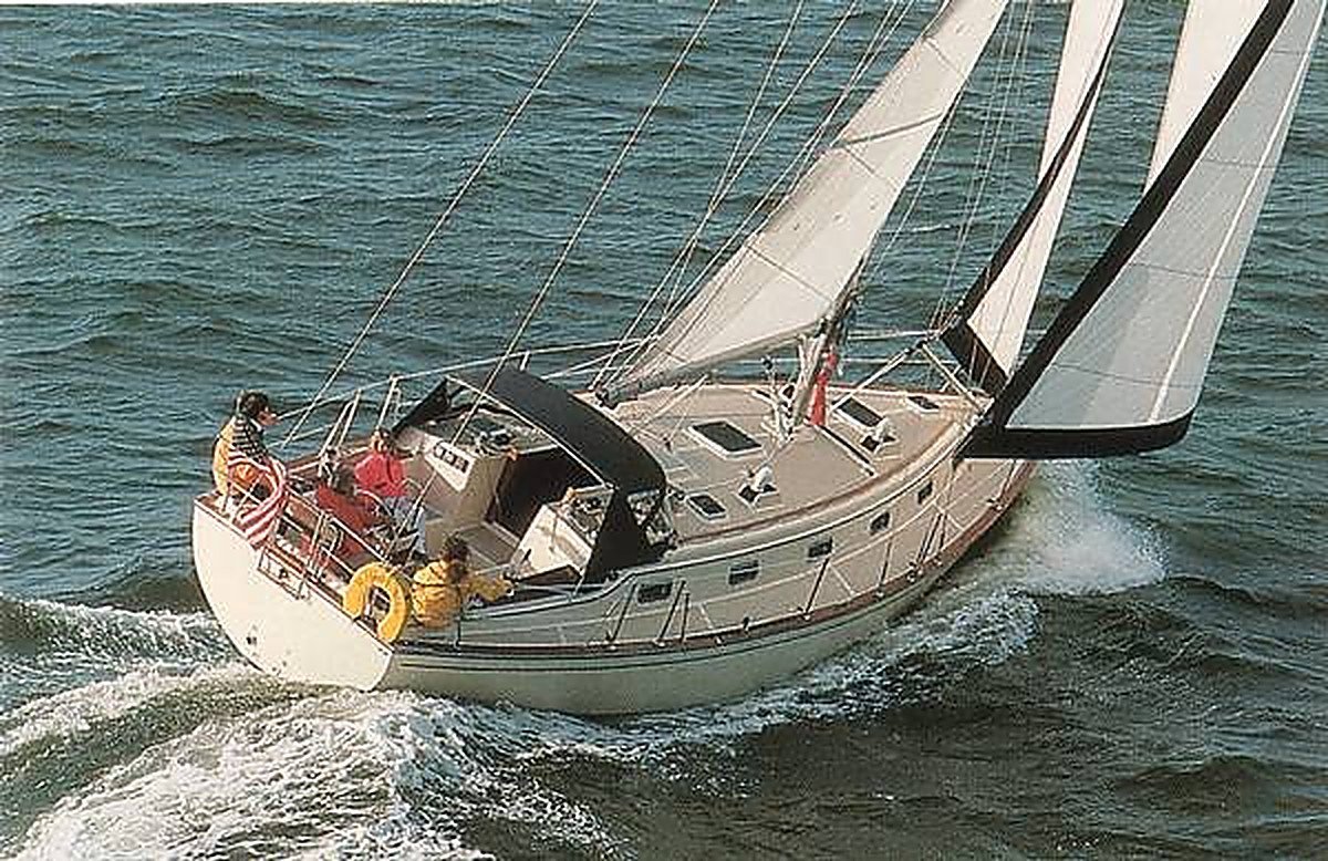 island-packet-40-under-sail.jpg