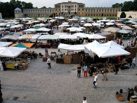 Market in Piazzola sul Brenta - Venice via LivingVicenza