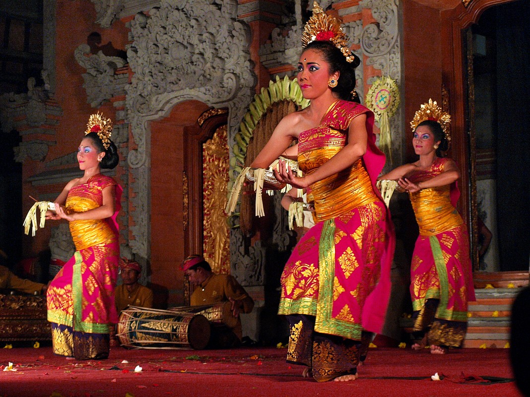 Legong_Dance_Ubud_Bali_01-1068x801.jpg