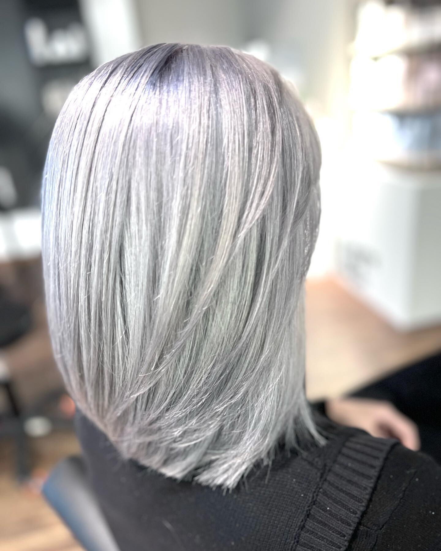 #blond #silver #lila #hairtransformation #bleaching #rtwobonacure @schwarzkopfpro.ch @authenticbeautyconcept.dach @sandraschwegler