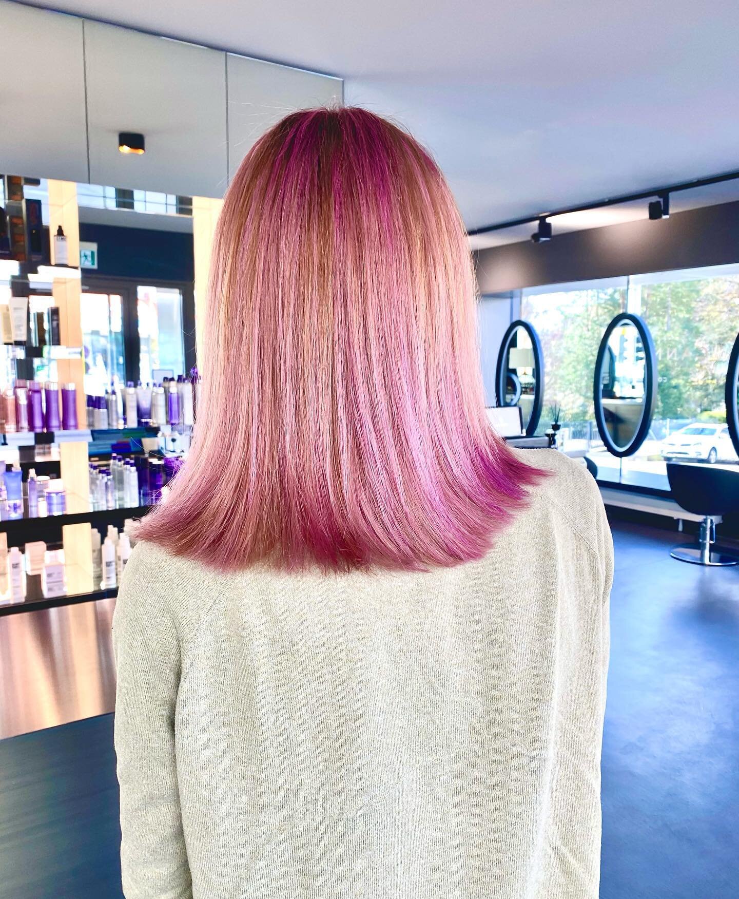 get some pink for spring 🧞&zwj;♀️colorchange by brigitte with lovely @marisella_stracciatella &hellip;..swipe before &amp; after #colorchange #readyforspring #getthelook #instahair #instahaircolor #happyclients #haircolorist #schwarzkopfprofessional