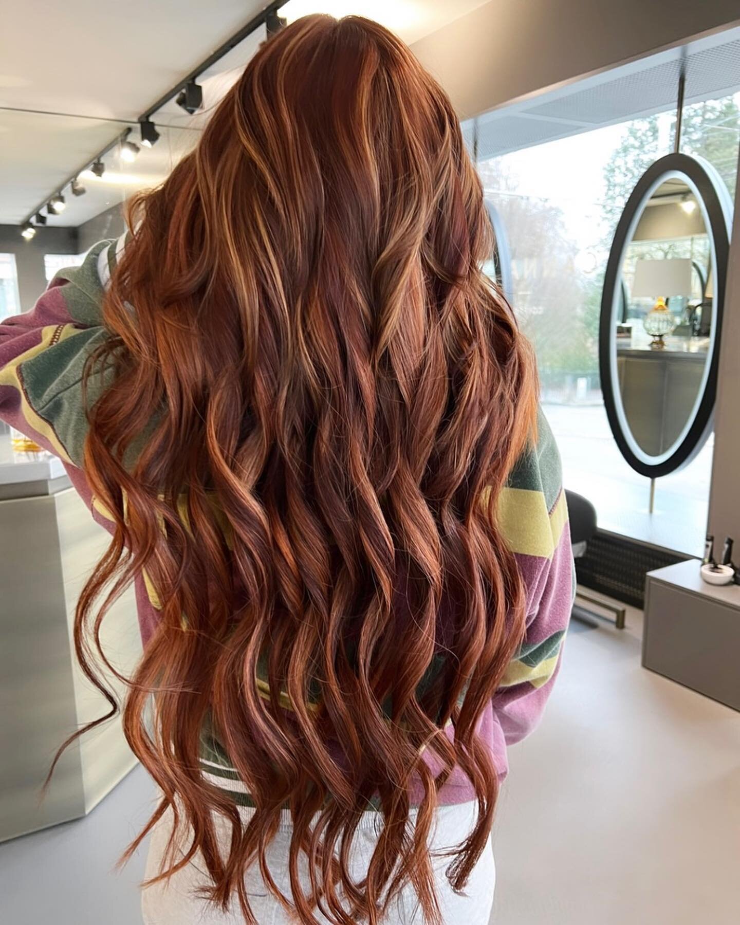 Big transformation ❤️&zwj;🔥 teamwork -by isami &amp; brigitte  #hairstyle #beforeandafter #hairtransformation #hairtrends #weftextensions #handtiedextensions #extensions #haircolorist #hairfashion #hairideas #hairgoals #balayage #redhair #copperbala