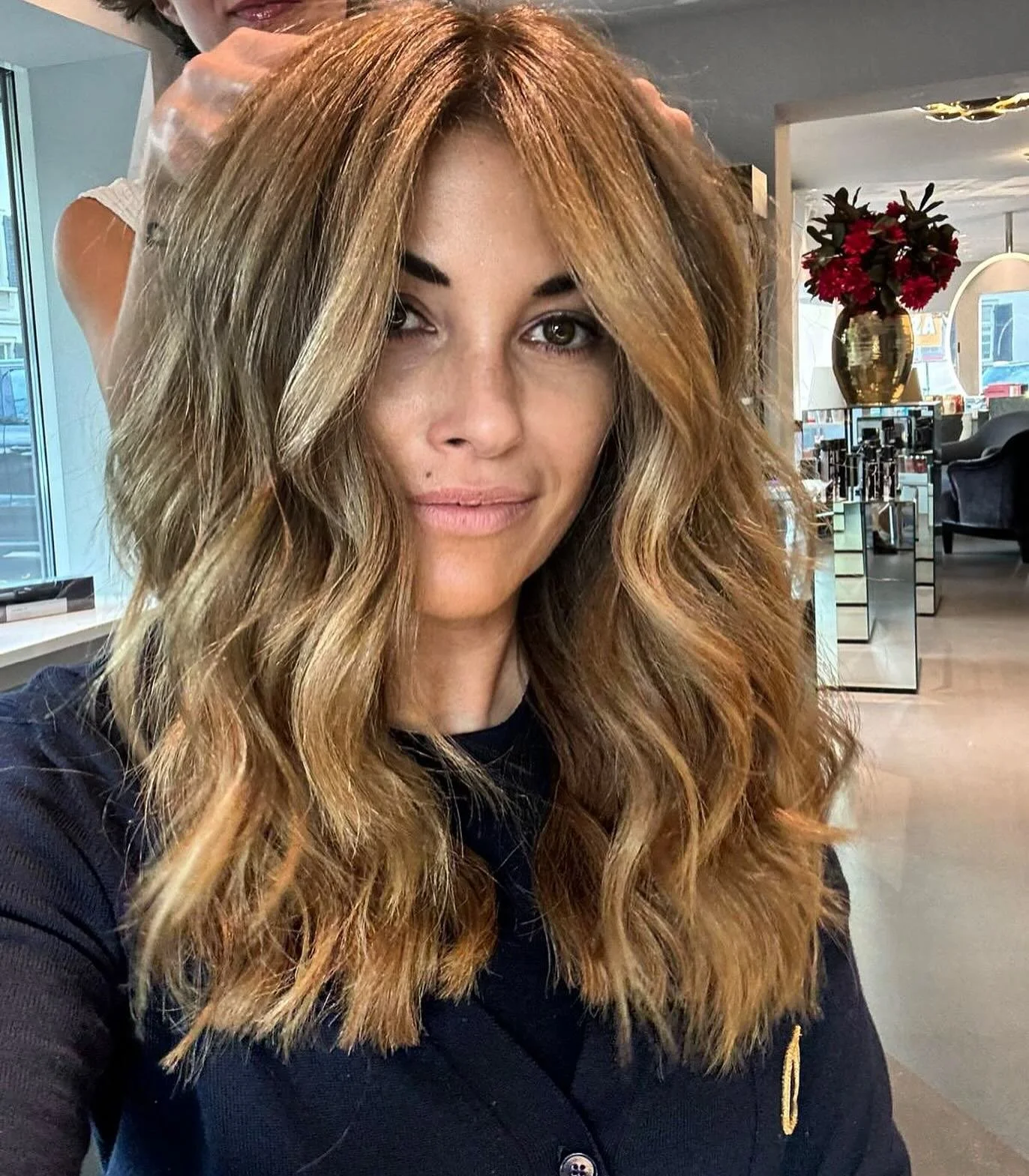 Falling for autumn vibes with this fresh beige hair&mdash;soft waves, endless volume, and that &lsquo;just left the salon&rsquo; feel. 🍂✨ Here&rsquo;s to new seasons and new styles that bring out our boldest, sexiest selves. #SweaterWeatherHair #Aut