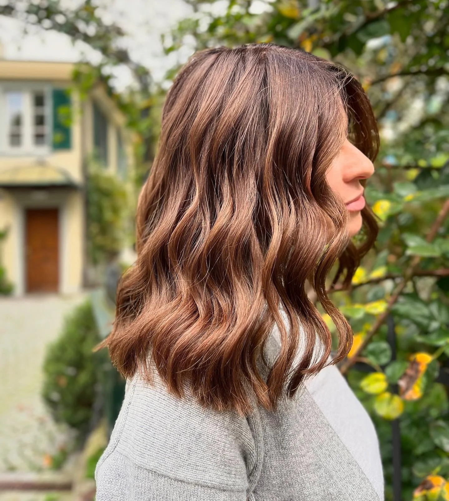 Fall feels in full effect with this warm brunette shade and the dreamiest blowout waves 🍂✨ 
Just the right length to highlight every feature, with that healthy, glossy shine. Bringing autumn energy with style and volume for days. 
She is ready to ta