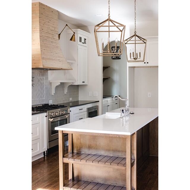 The Live Oak kitchen #livingwell

Neighborhood: Hayes Walk at Forest Hills, see link in bio
Photo credit @thepenandpiper 
________________________________

#jwhallbuild #kitchendesign #kitchenhood #rangehood #woodworking #kitchenisland #custom #farmh