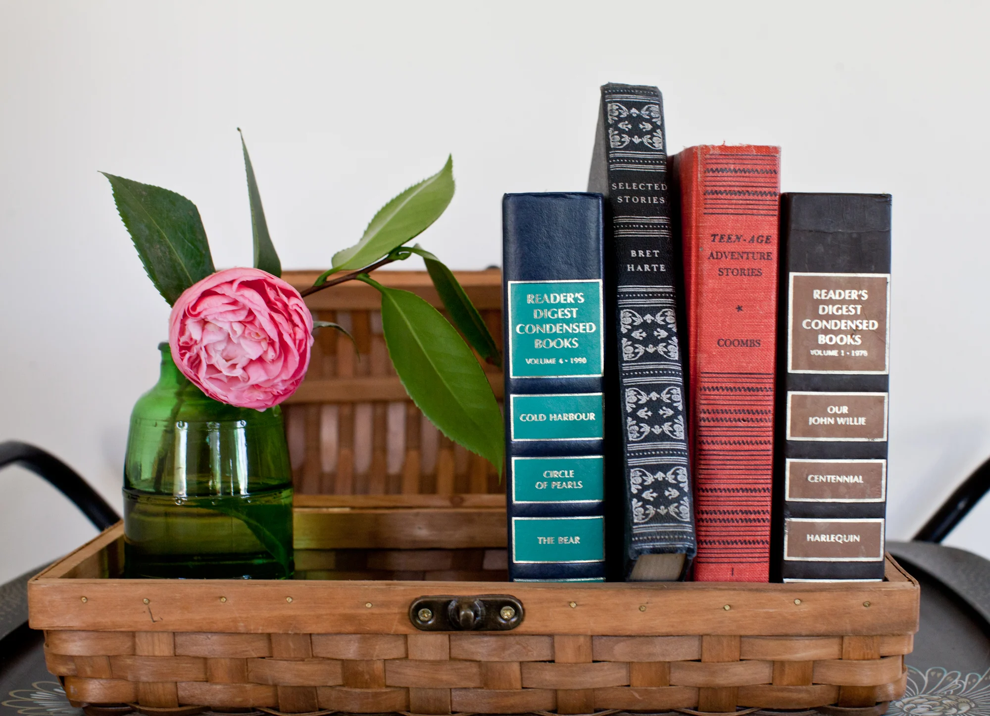 Turn an ordinary bread holder into a mini bookcase!