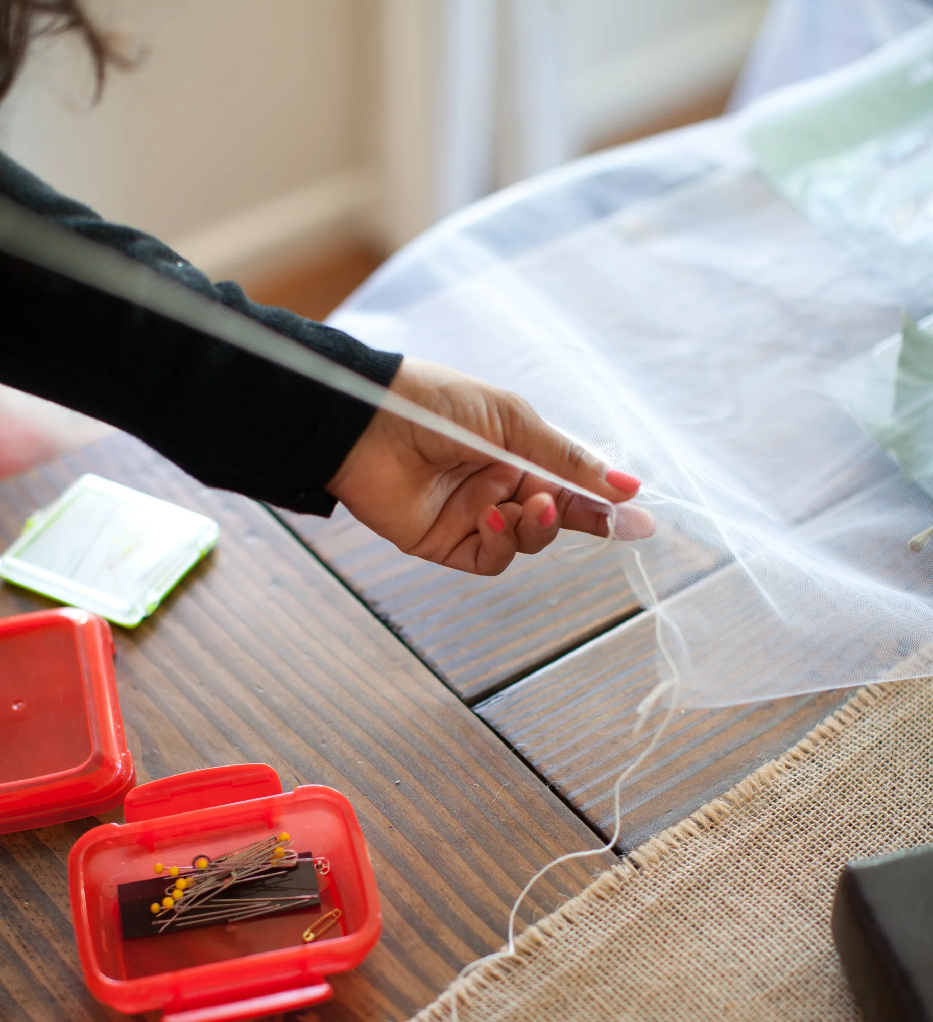 Fold your tool in half and thread each side of your bag making a knot at each end. You will not need to close or connect any strings. This step is mainly to keep your moss and leaves in your bag!