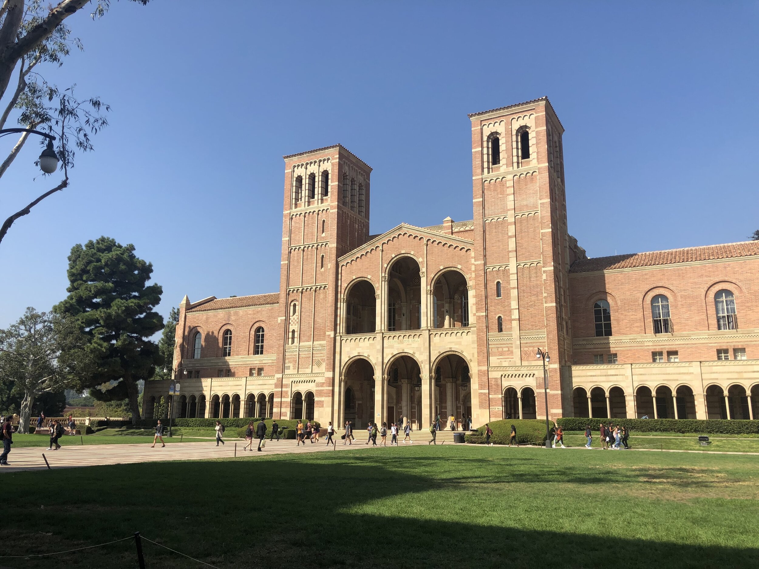 南加州大学vs.加州大学洛杉矶分校：加州大学洛杉矶分校在《美国新闻与世界报道》2022年最佳大学排行榜上排名第20位